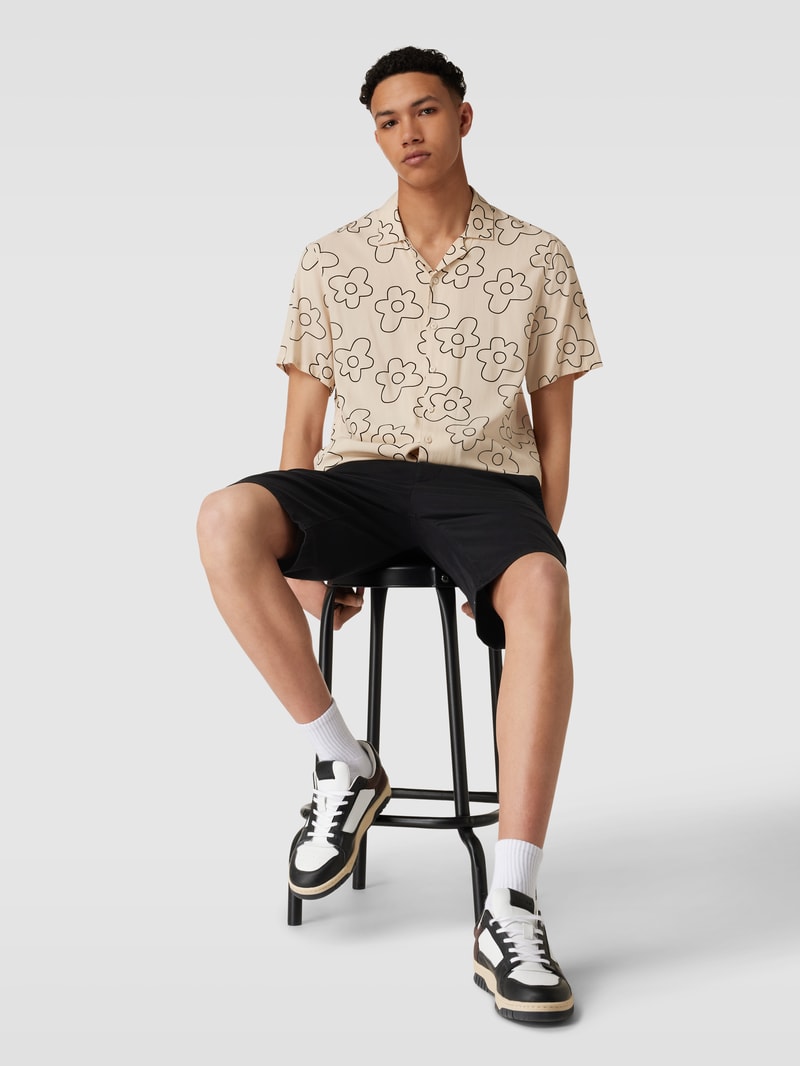 Slim Fit Chino-Shorts mit Eingrifftaschen in schwarz