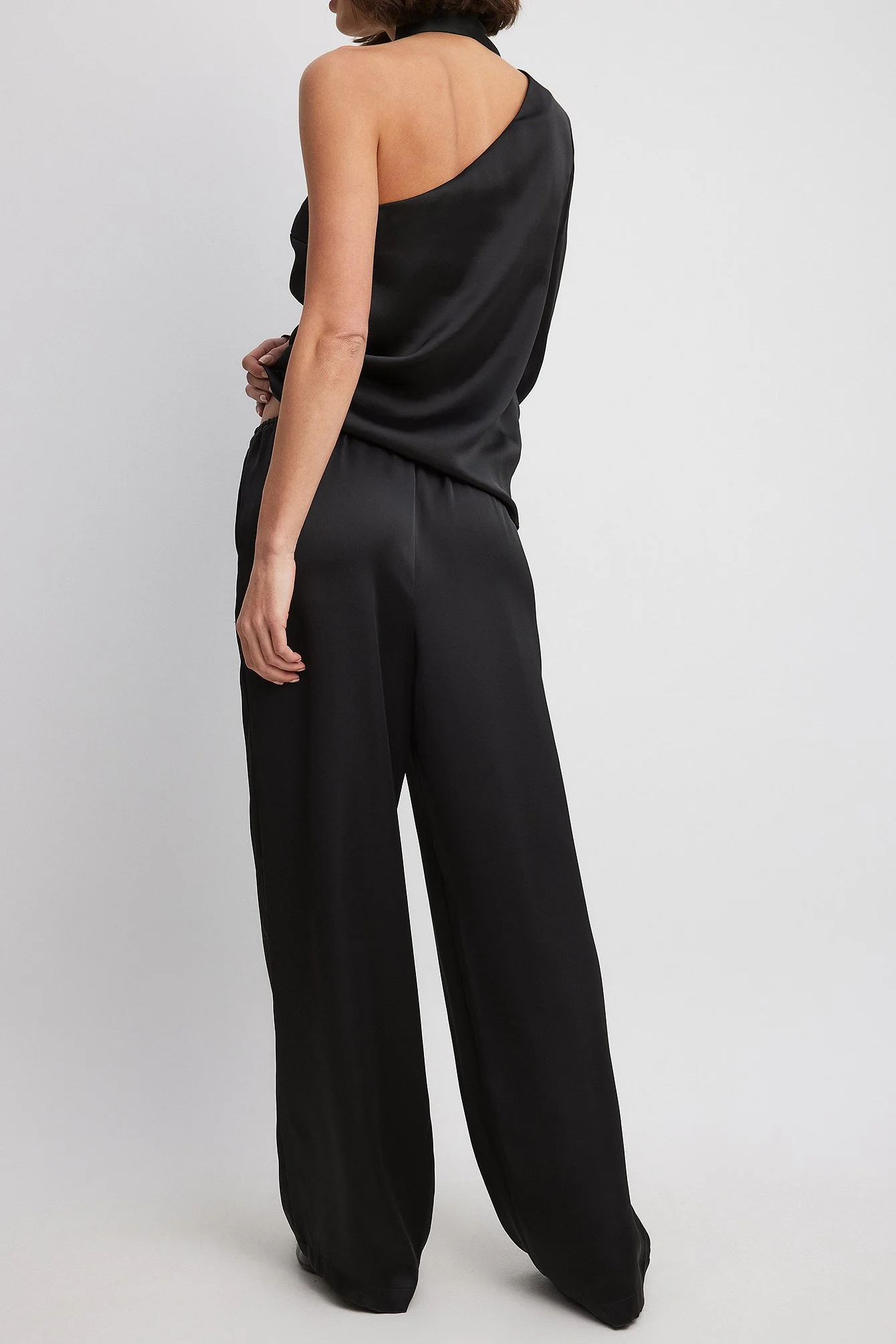 Fließende Hose aus Satin mit mittlerer Taille