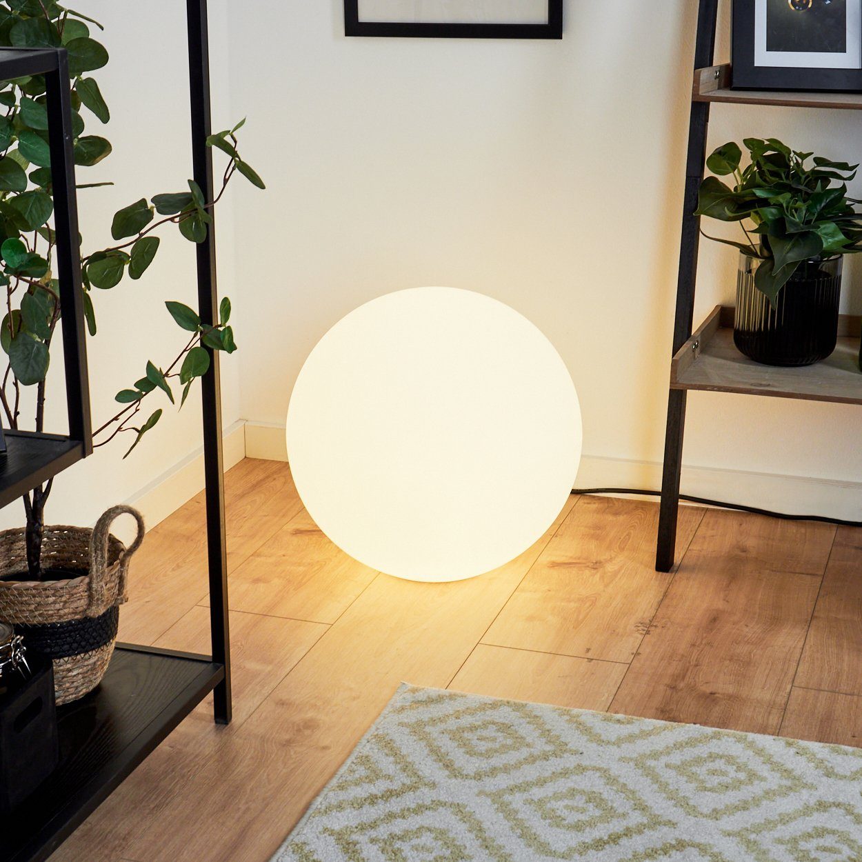 hofstein Stehlampe Turrida Kugelleuchte aus Metall/Kunststoff in Nickel-matt/Weiß, 6500 Kelvin, RGB Farbwechsler, dimmbar/ änderbar mit Fernbedienung, LED, 1055 Lumen