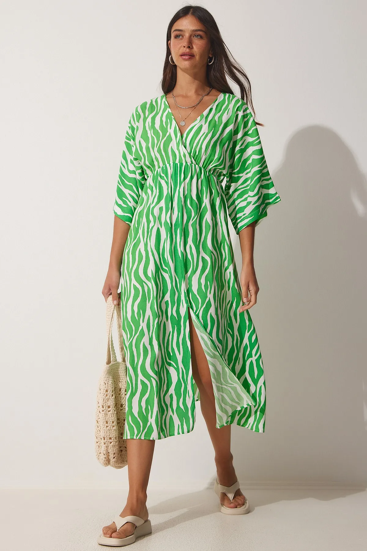 Happiness İstanbul  Grünes langes Viskose-Sommerkleid mit tiefem V-Ausschnitt für Damen CI00081