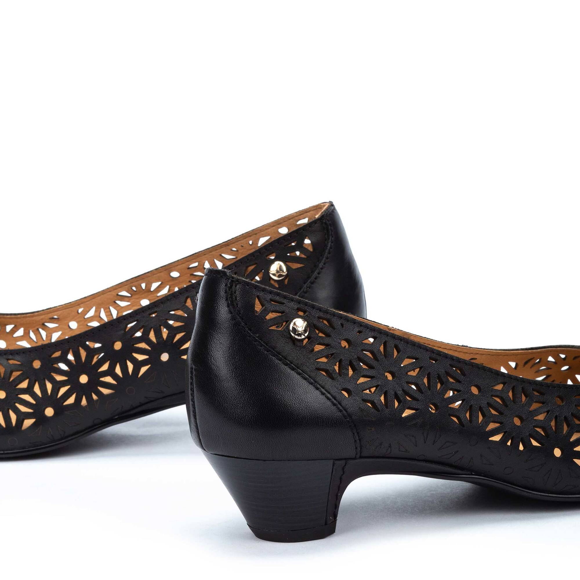 Buty damskie ze skórzanymi detalami - CZARNE