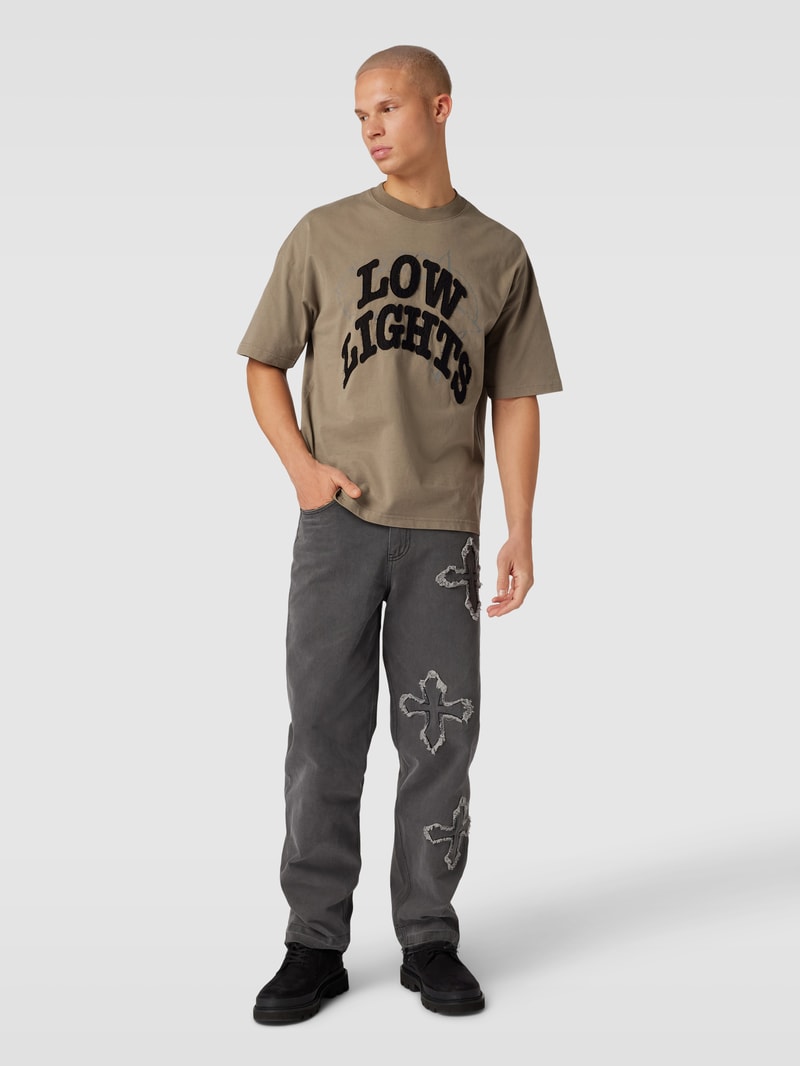 T-Shirt mit Label-Stitching und überschnittenen Schultern in anthrazit