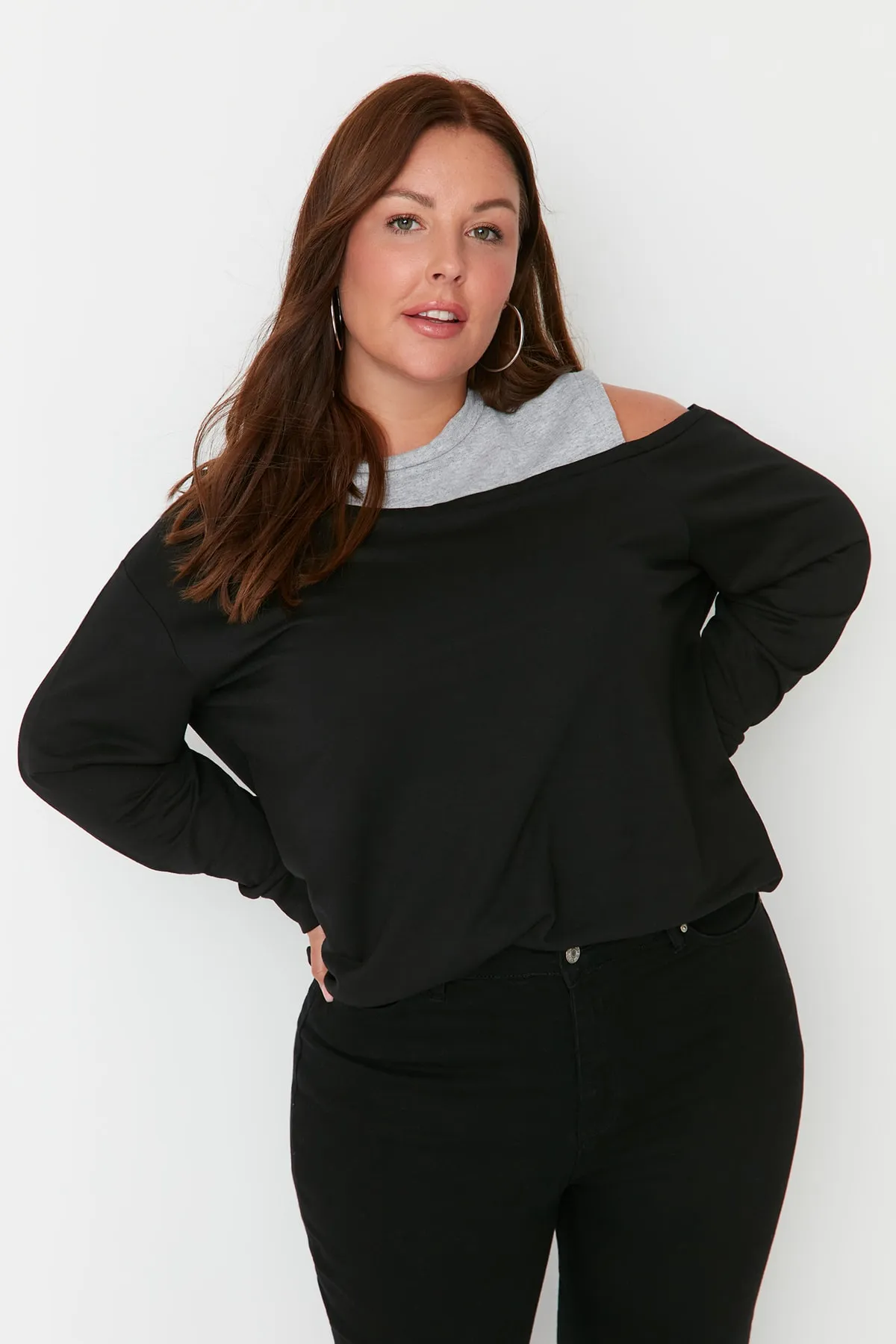 Trendyol Curve  Schwarzes, dünnes Strick-Sweatshirt mit Rundhalsausschnitt und Schulterdetails TBBAW23AO00020