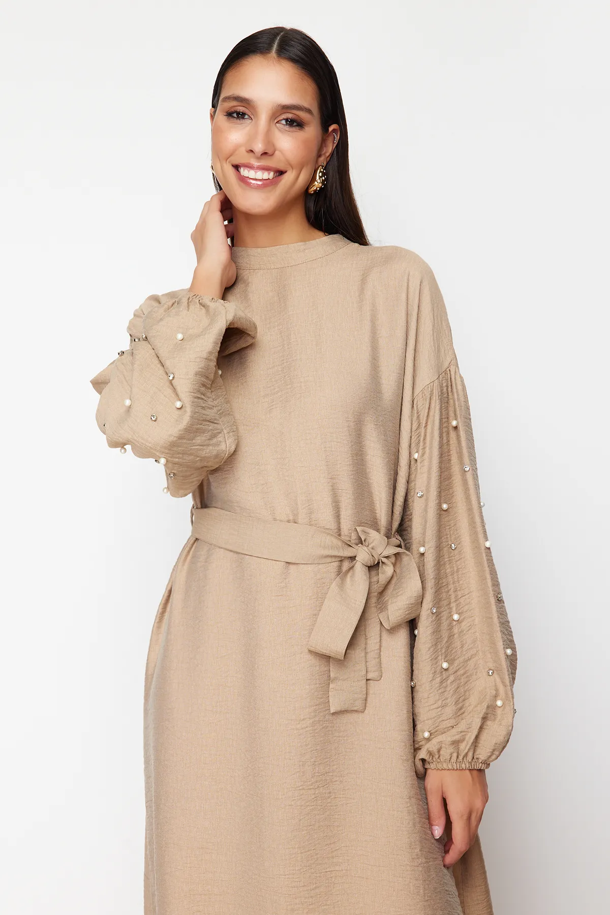 Trendyol Modest  Beiges gewebtes Kleid mit Gürtel, Perlen- und Steindetails TCTSS23EB00148