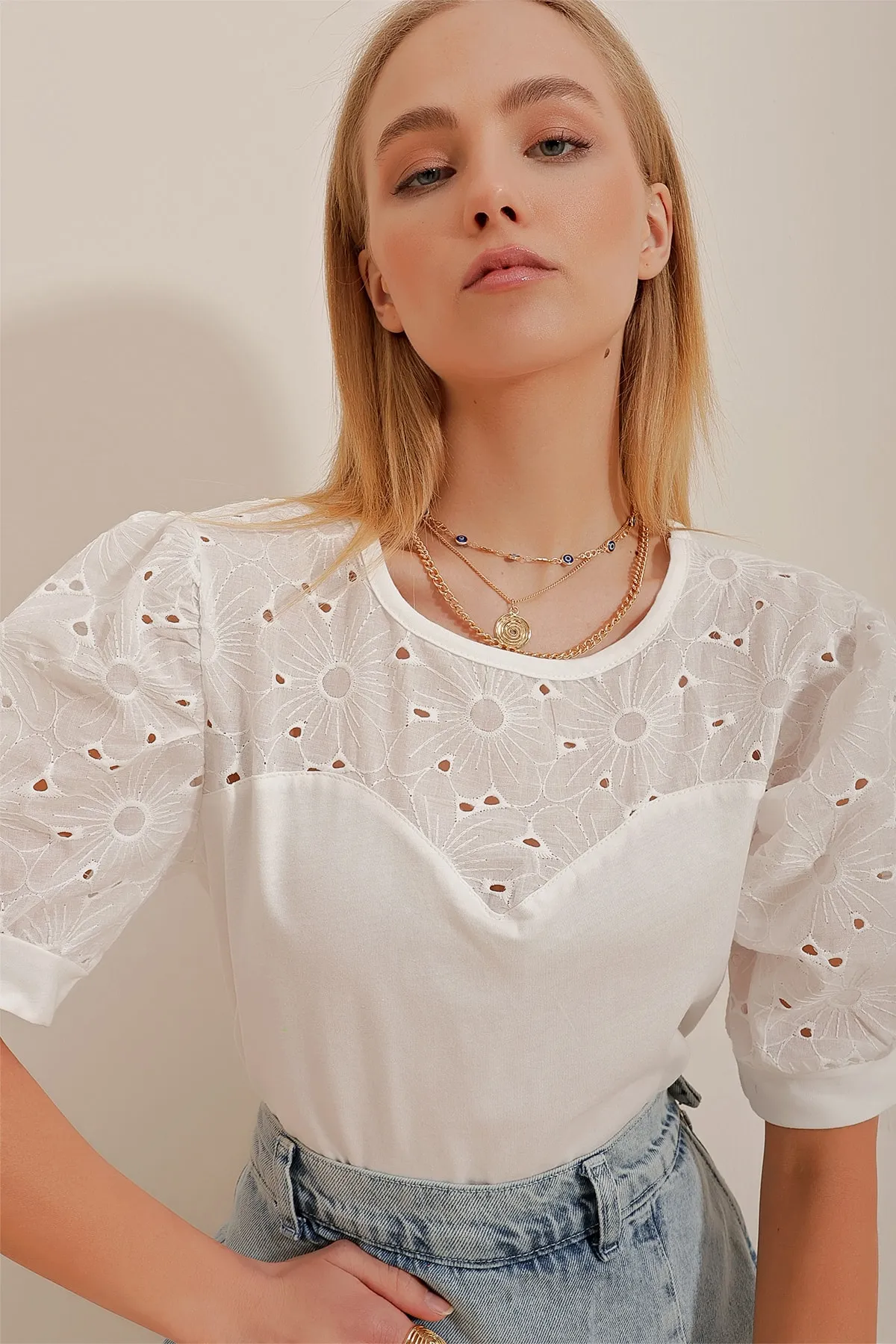 Trend Alaçatı Stili  Weiße Damenbluse mit Rundhalsausschnitt und Muscheldetails, ALC-X10372