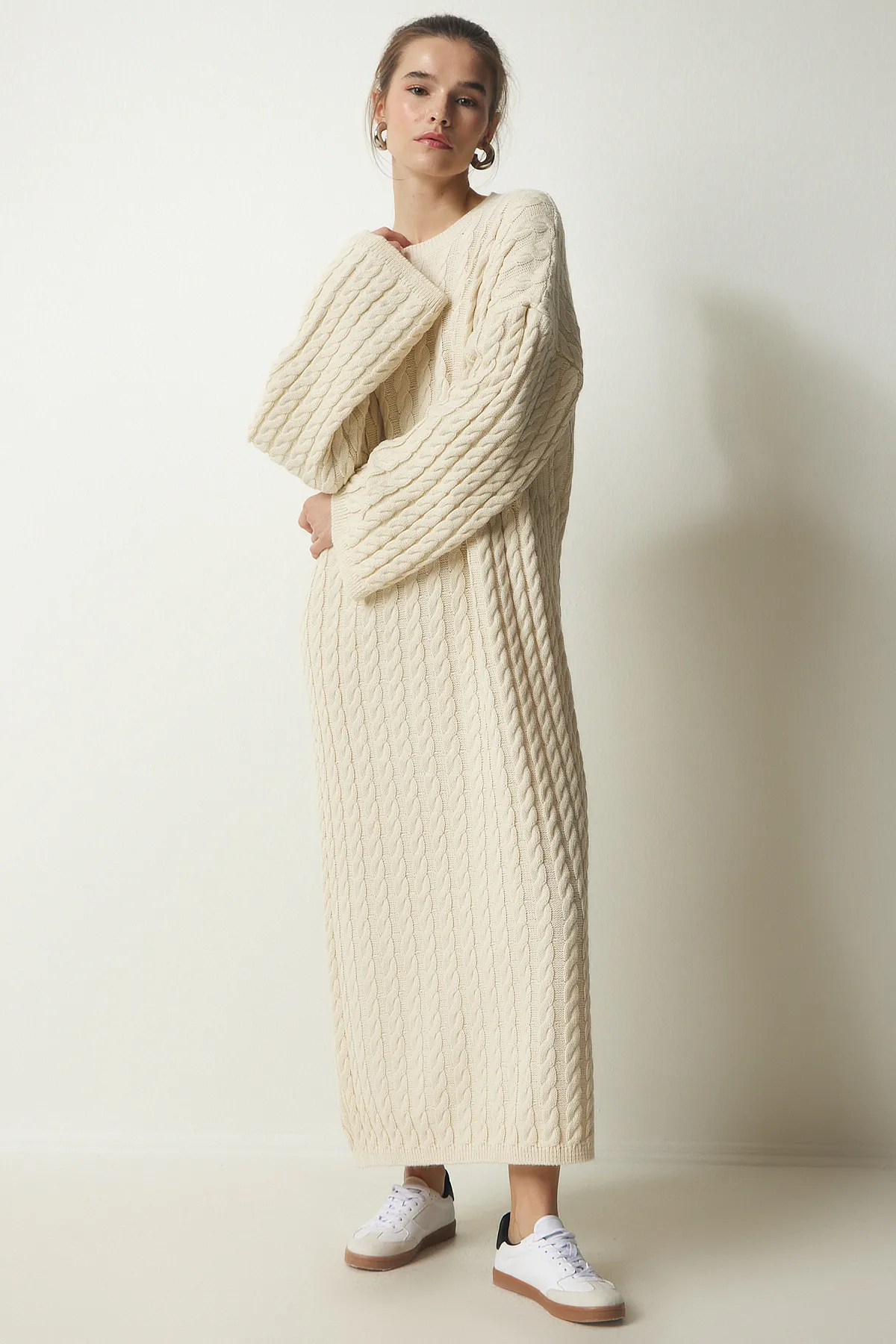 Happiness İstanbul  Cremefarbenes gestricktes, detailliertes, dickes Oversize-Strickkleid für Damen YY00184
