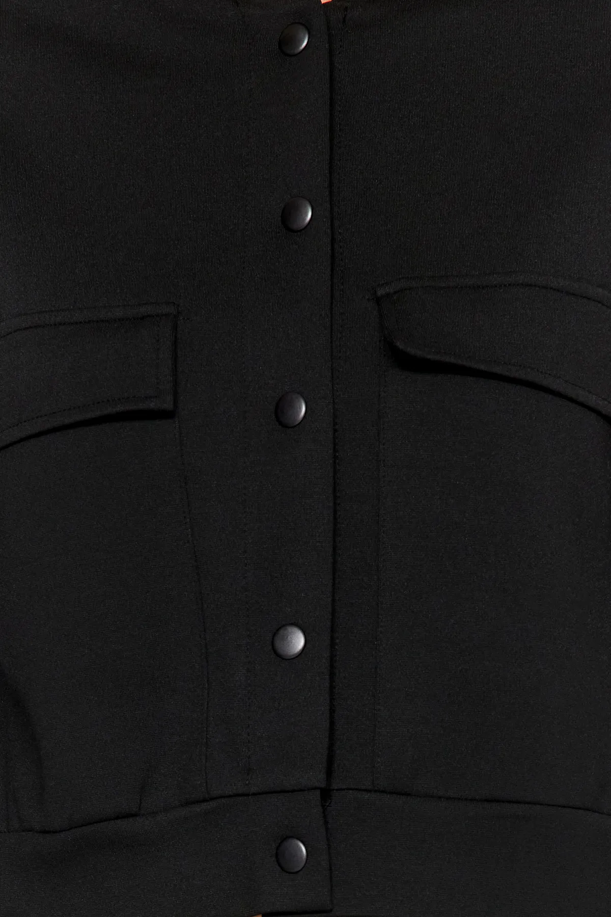 Trendyol Collection  Schwarze, gepolsterte Interlock-Crop-Jacke mit Stehkragen und Knopfleiste TWOAW24CE00082