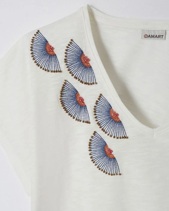 Tee-shirt avec perles fantaisie et broderies.