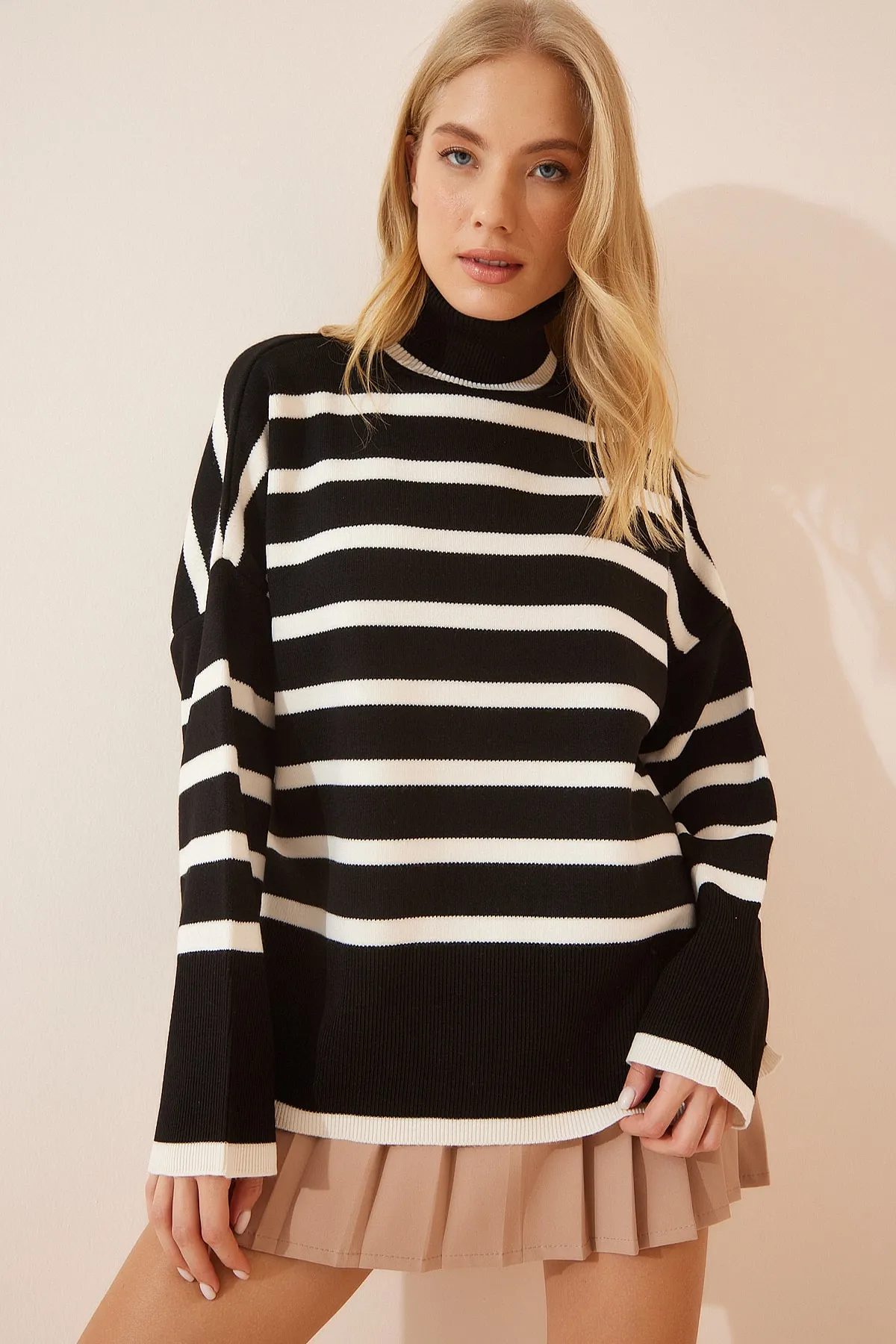Happiness İstanbul  Übergroßer, gestreifter Rollkragenpullover für Damen in Knochenschwarz BV00014