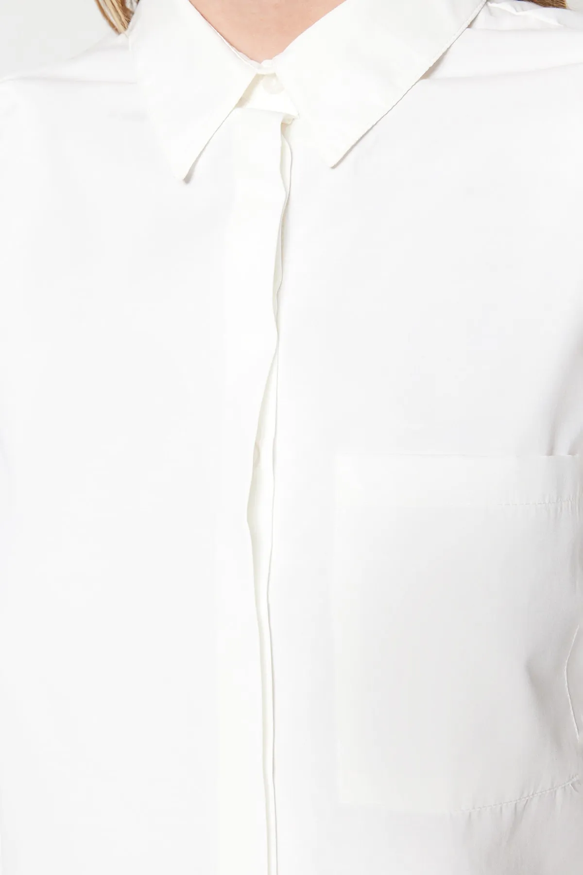 Trendyol Collection  Ecrufarbenes gewebtes Hemd – Crop Cut, Regular Fit TWOSS23GO00117