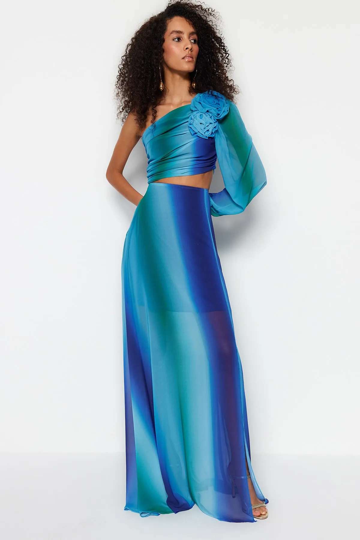 Trendyol Collection  Langes Abendkleid aus Chiffon mit Farbverlauf, mehrfarbig, mit gefüttertem Fenster/Ausschnitt-Detail TPRSS23AE00077