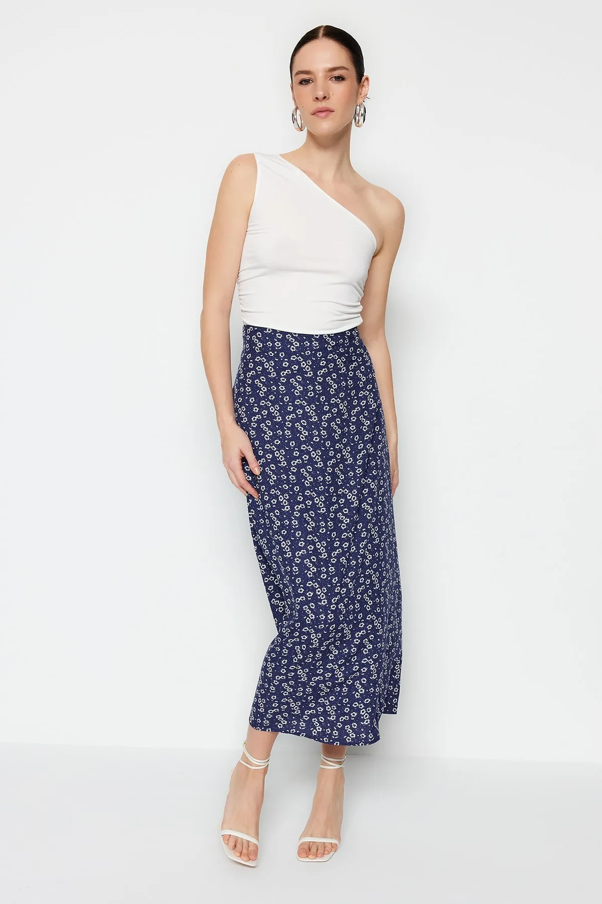 Trendyol Collection  Blauer gewebter Midirock aus Viskosestoff mit Blumenmuster TWOSS23ET00295