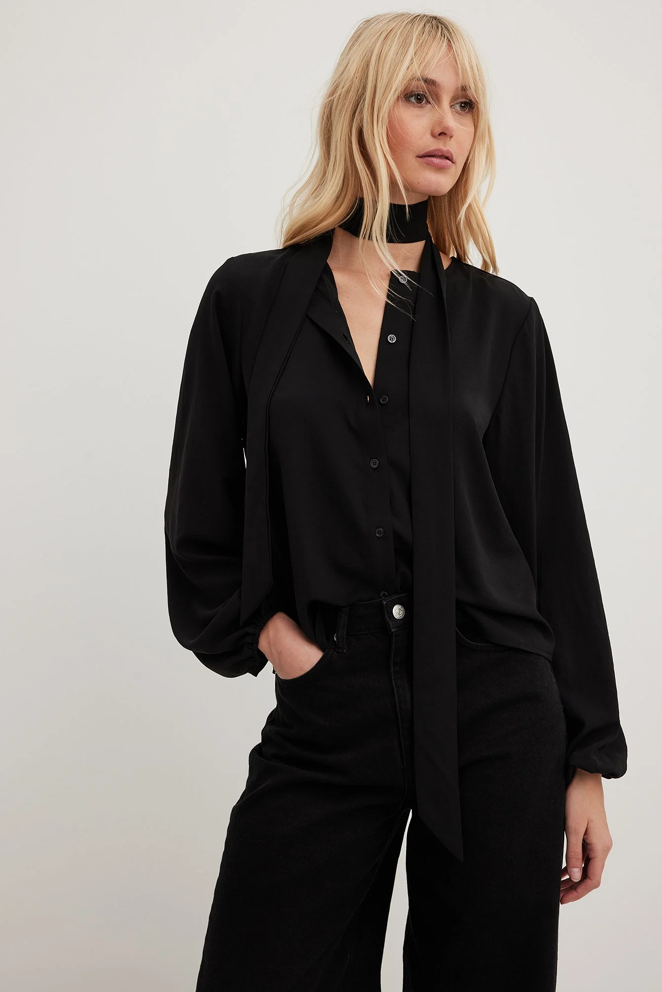 Langärmelige Bluse mit gebundenem Halsausschnitt