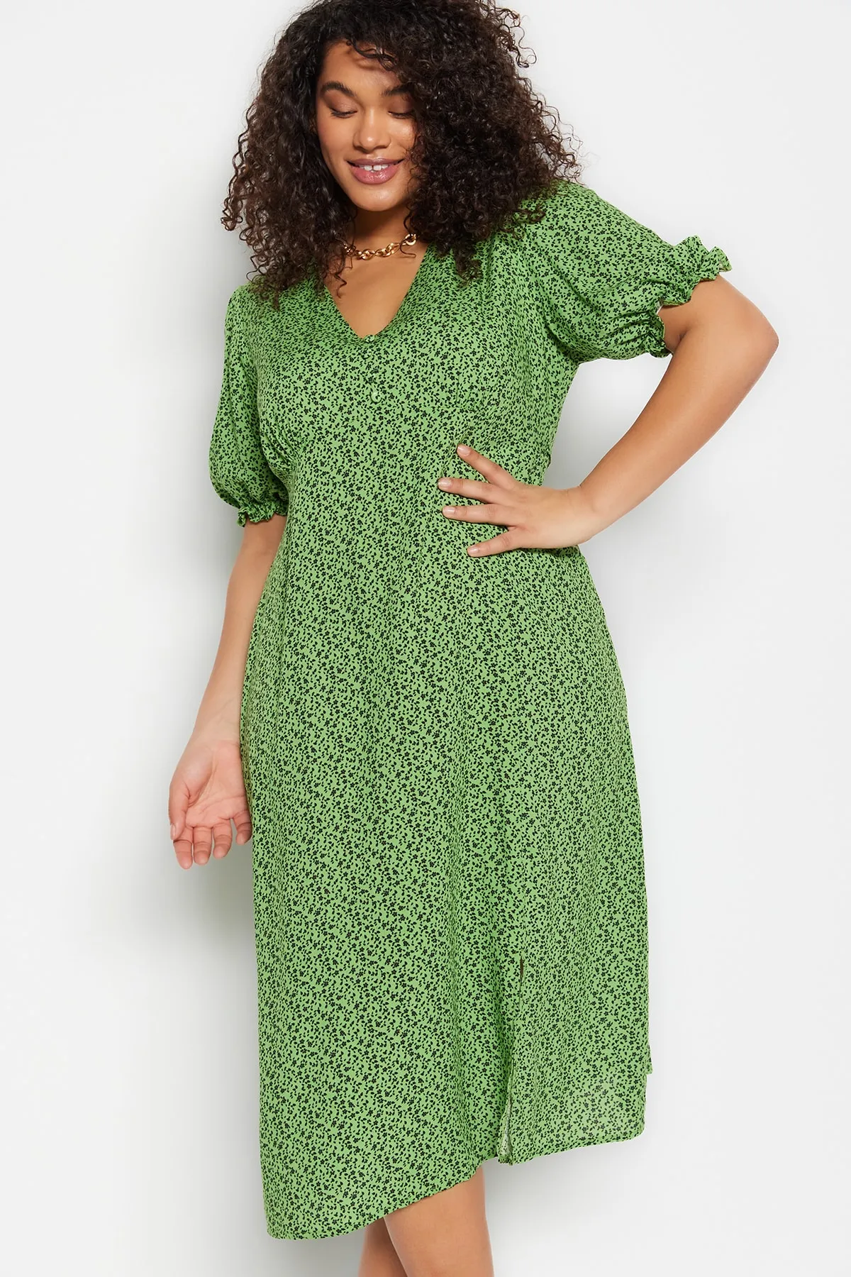 Trendyol Curve  Gewebtes Schlitzkleid mit Tiermuster in Grün TBBSS23AH00092