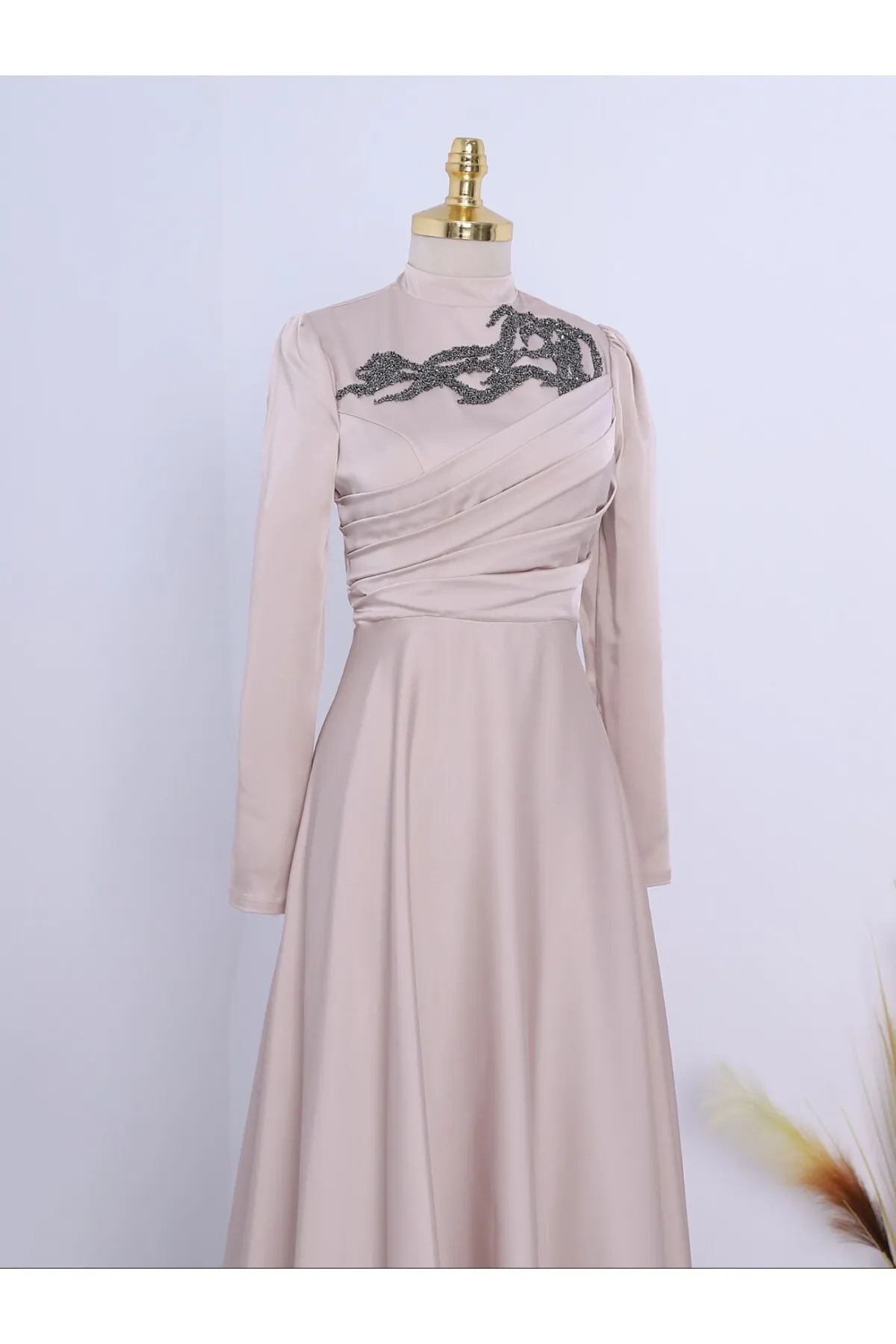 Modamorfo  Abendkleid mit Steinkragen und drapierter Vorderseite
