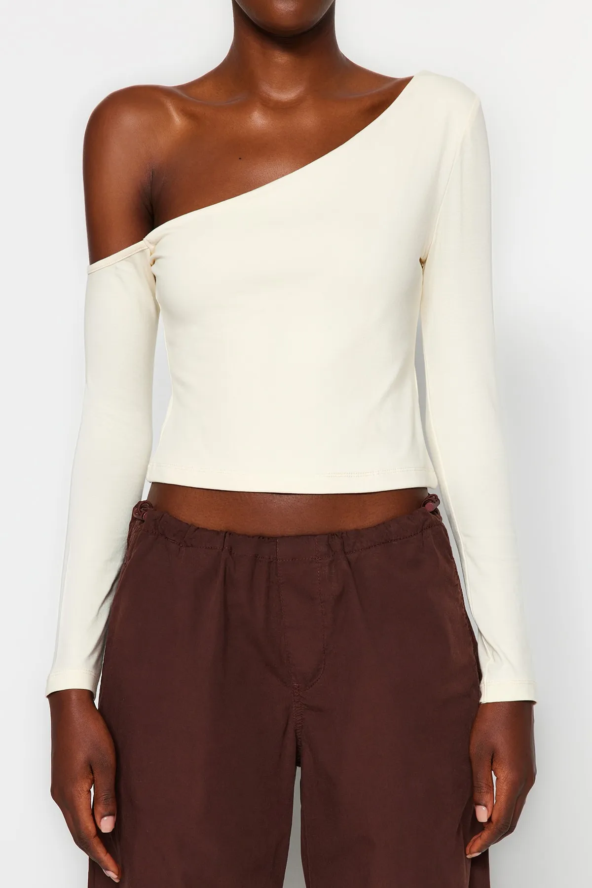Trendyol Collection  Eng anliegende, kurz geschnittene Strickbluse aus Baumwollstretch mit One-Shoulder-Träger in Stone TWOAW24BZ00099