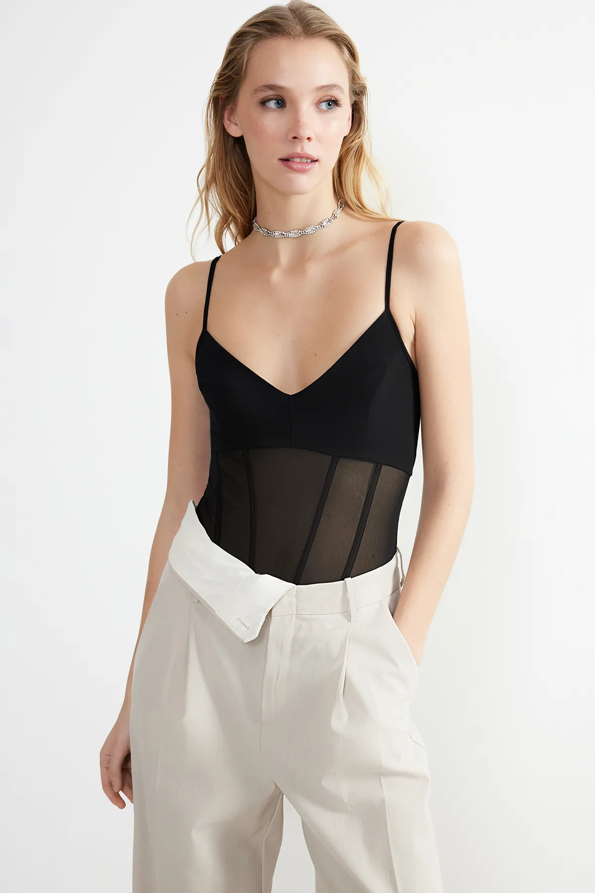Trendyol Collection  Schwarzer, figurbetonter, gestrickter Tüll-Body mit Korsett und Details TPRSS24BD00006