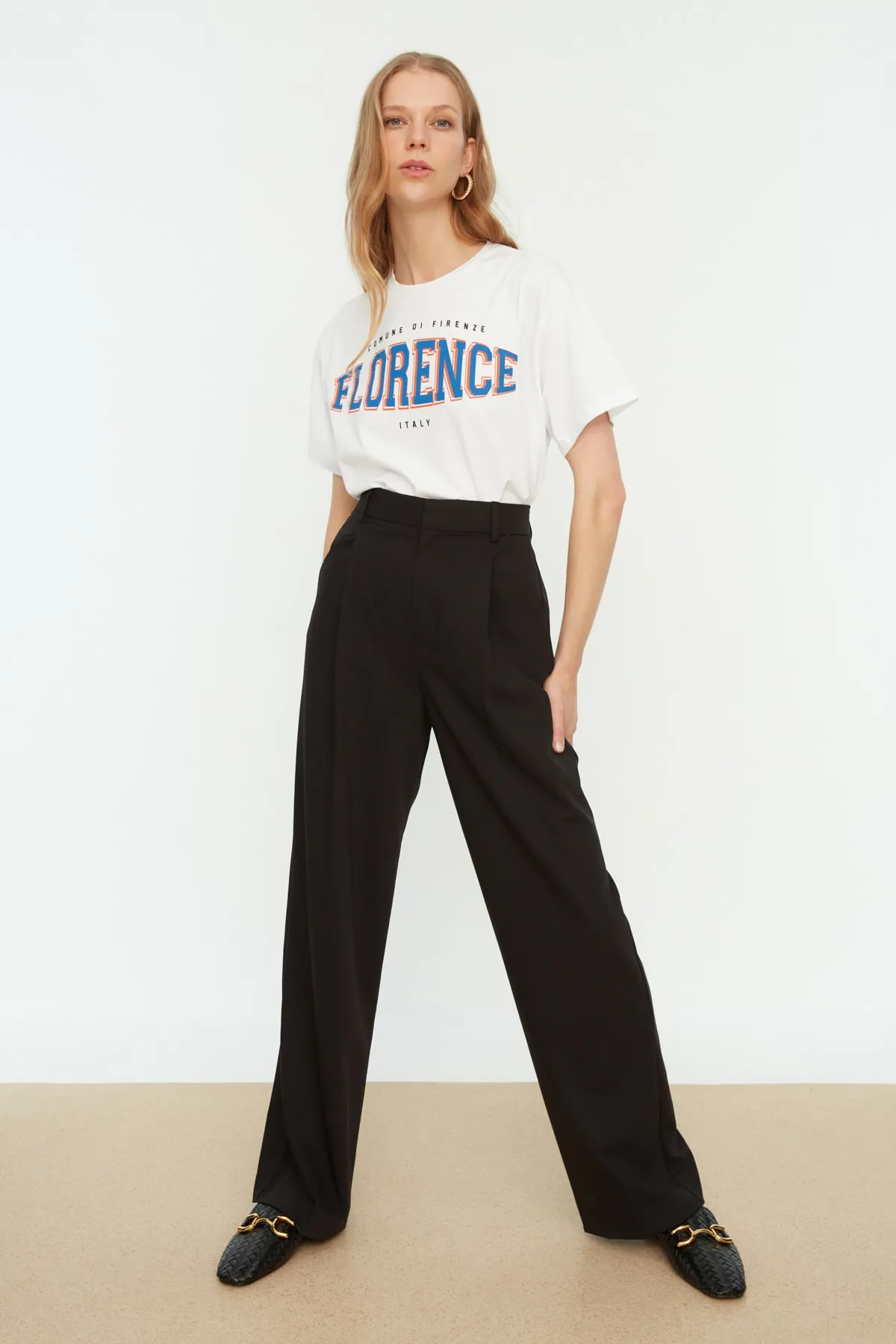 Trendyol Collection  Weißes, bedrucktes Oversize-/Weite-Fit-Strick-T-Shirt aus 100 % Baumwolle mit Rundhalsausschnitt TWOSS22TS0994