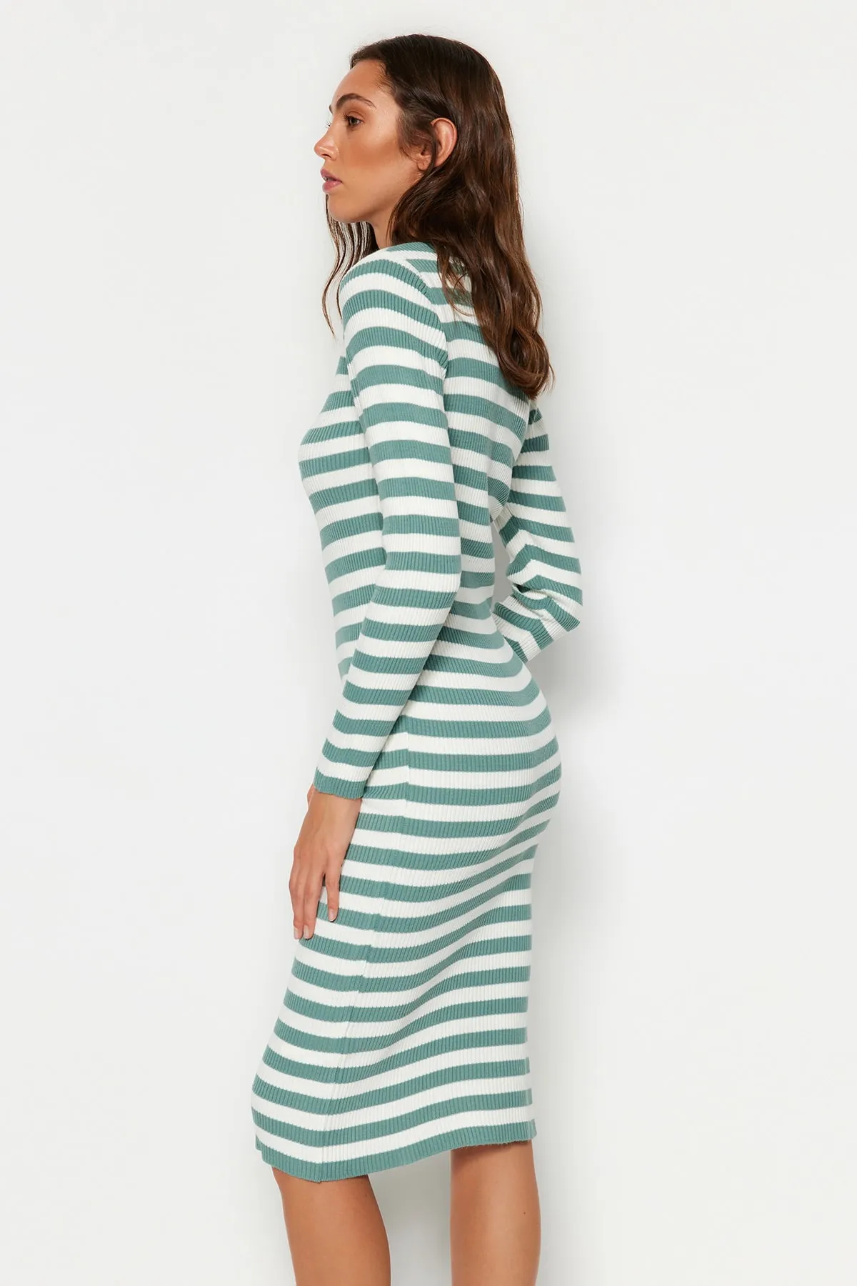 Trendyol Collection  Mintgrünes Midi-Strickkleid mit Streifenmuster TWOAW23EL00018