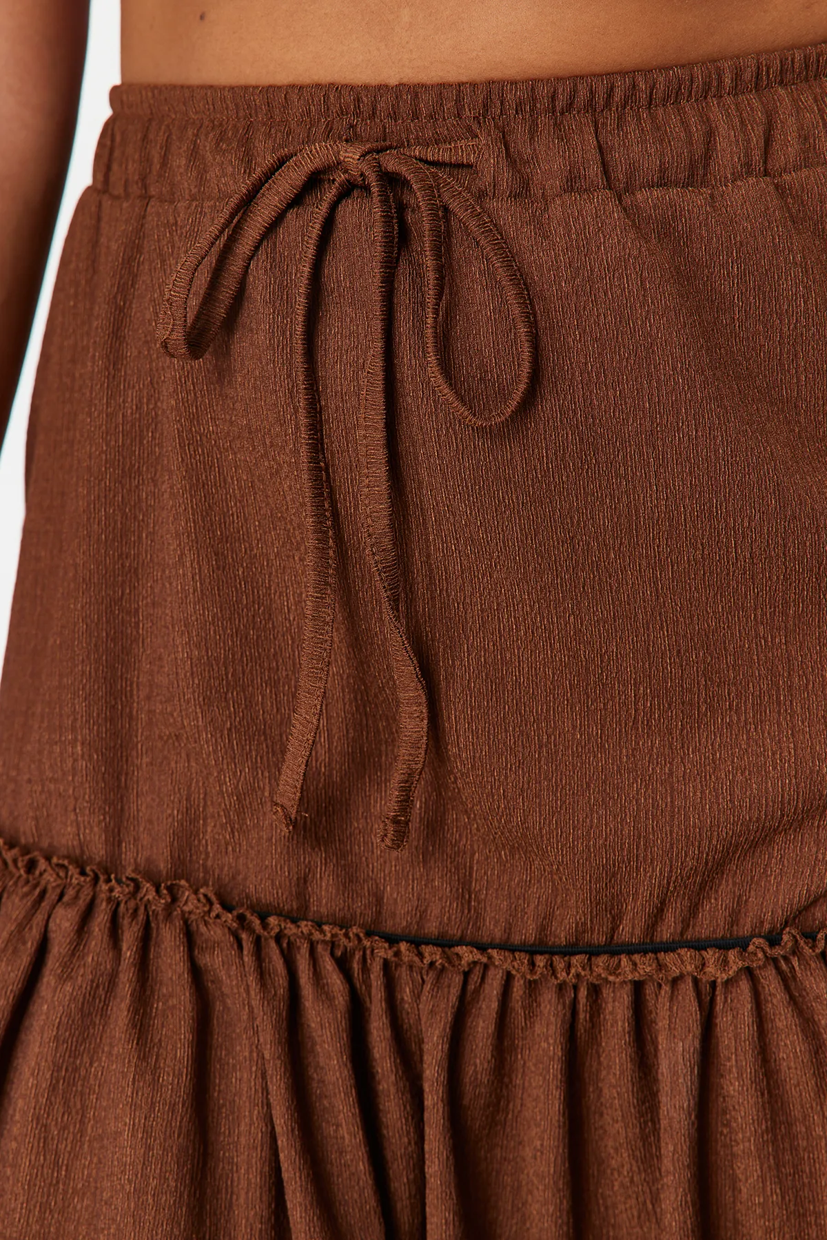 Trendyol Curve  Brauner Mini-Strickrock mit Rüschen TBBSS24AZ00020
