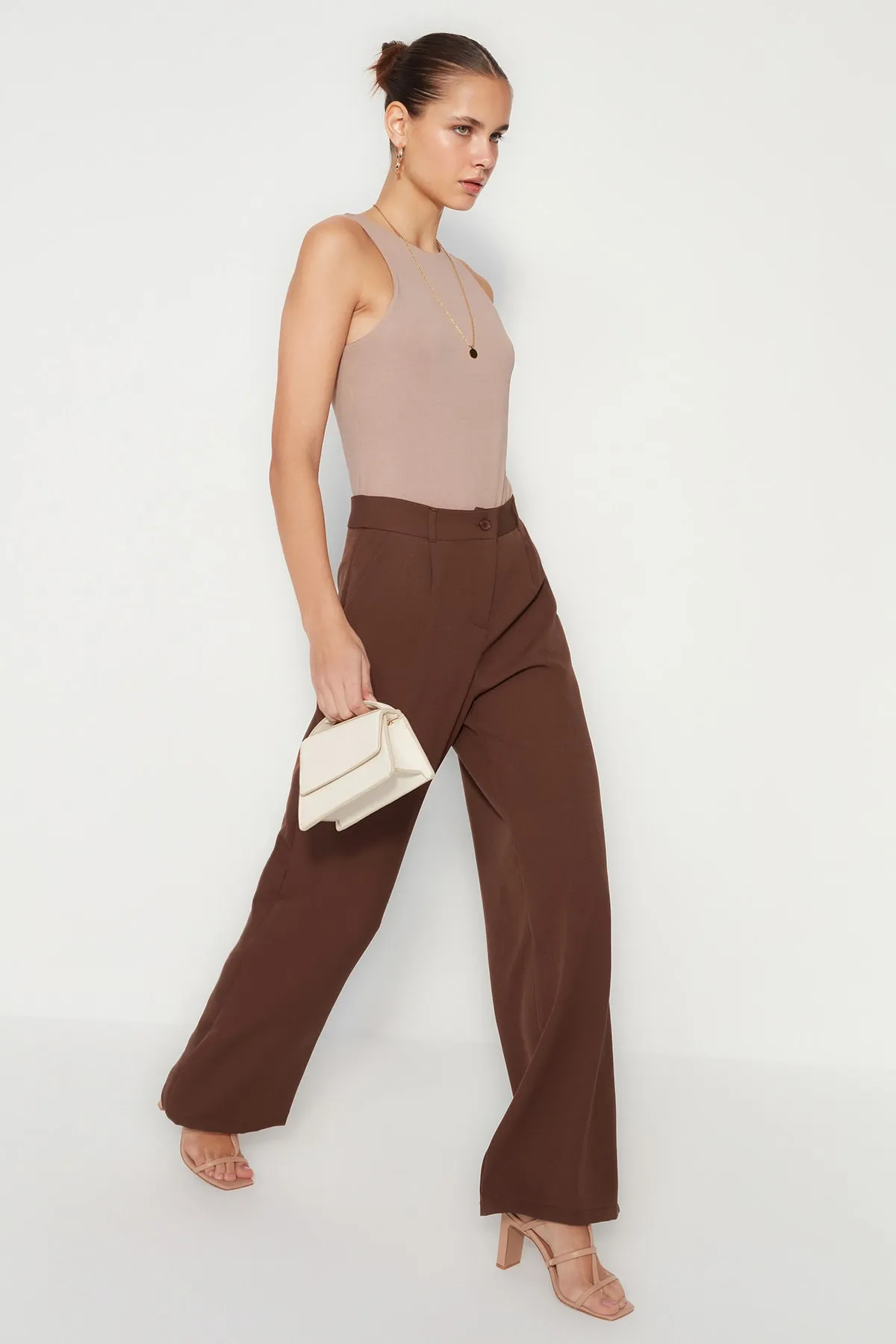 Trendyol Collection  Dunkelbraune, gewebte Hose mit hoher Taille und weitem Bein/Plissee mit weitem Bein TWOAW21PL0076