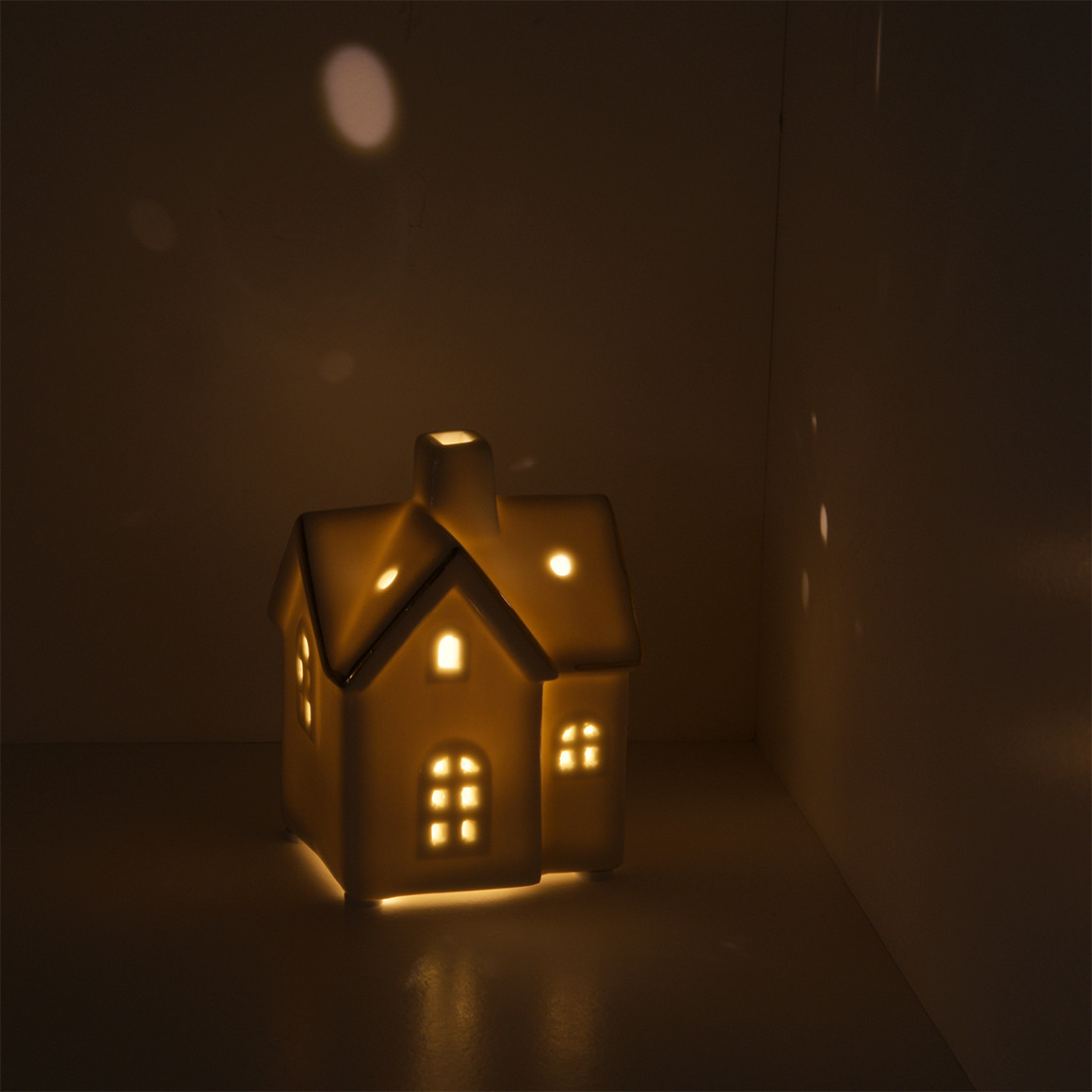 Kleines LED-Deko-Haus aus Keramik weiss