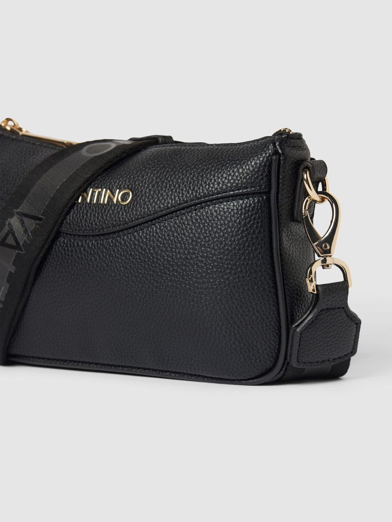 Crossbody Bag mit Label-Detail in schwarz