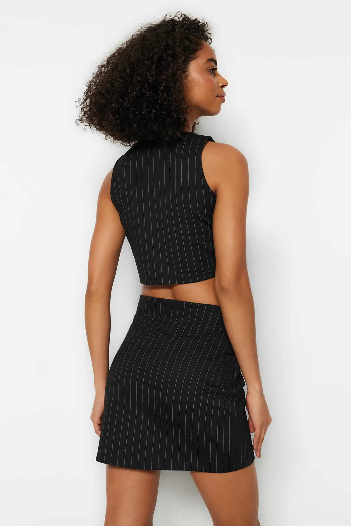 Trendyol Collection  Schwarze kurze Weste mit regulärem Knopfdetail und Streifen TWOSS23YE00037