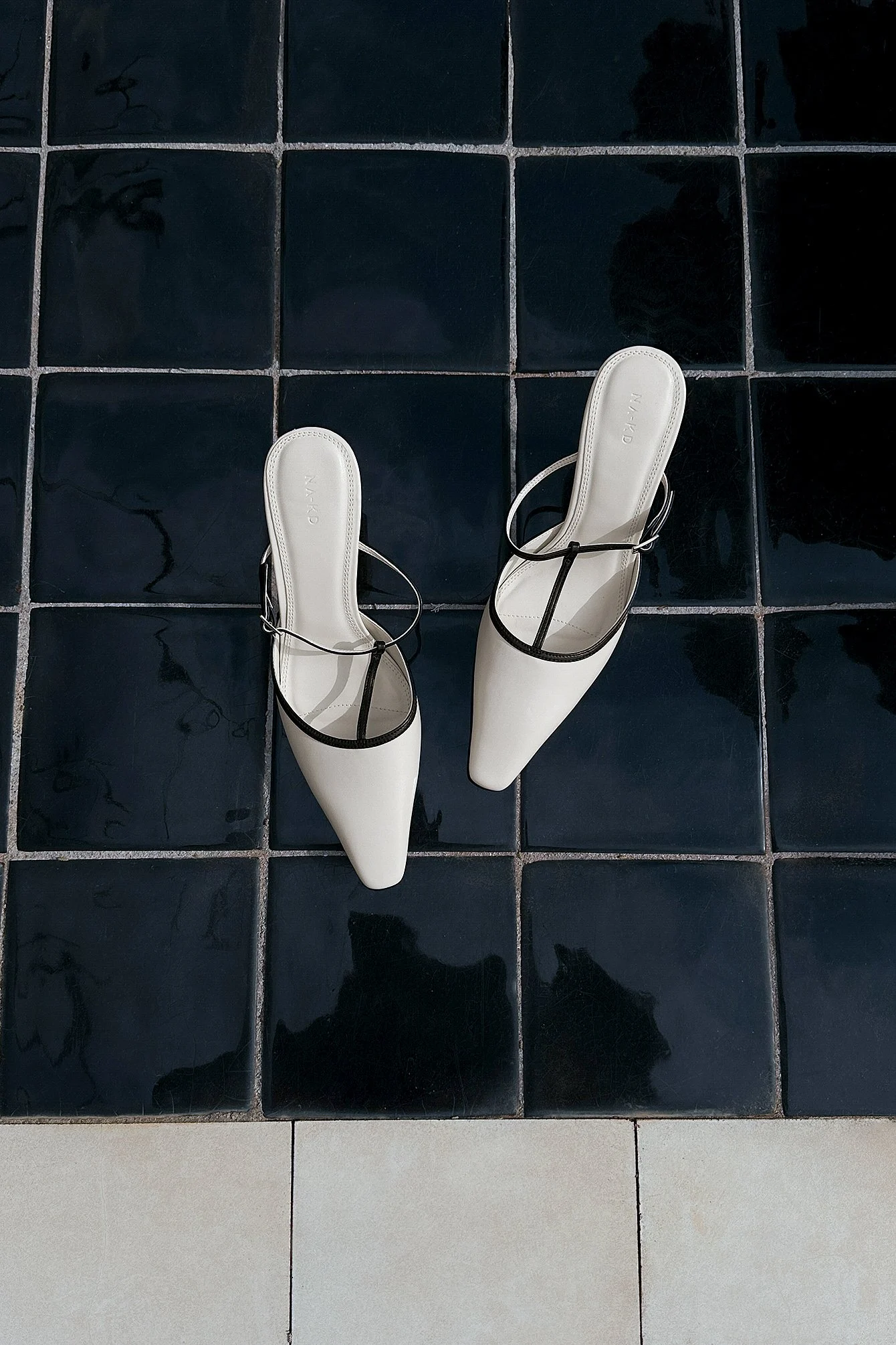 Absatzschuhe mit kontrastreicher Spitze