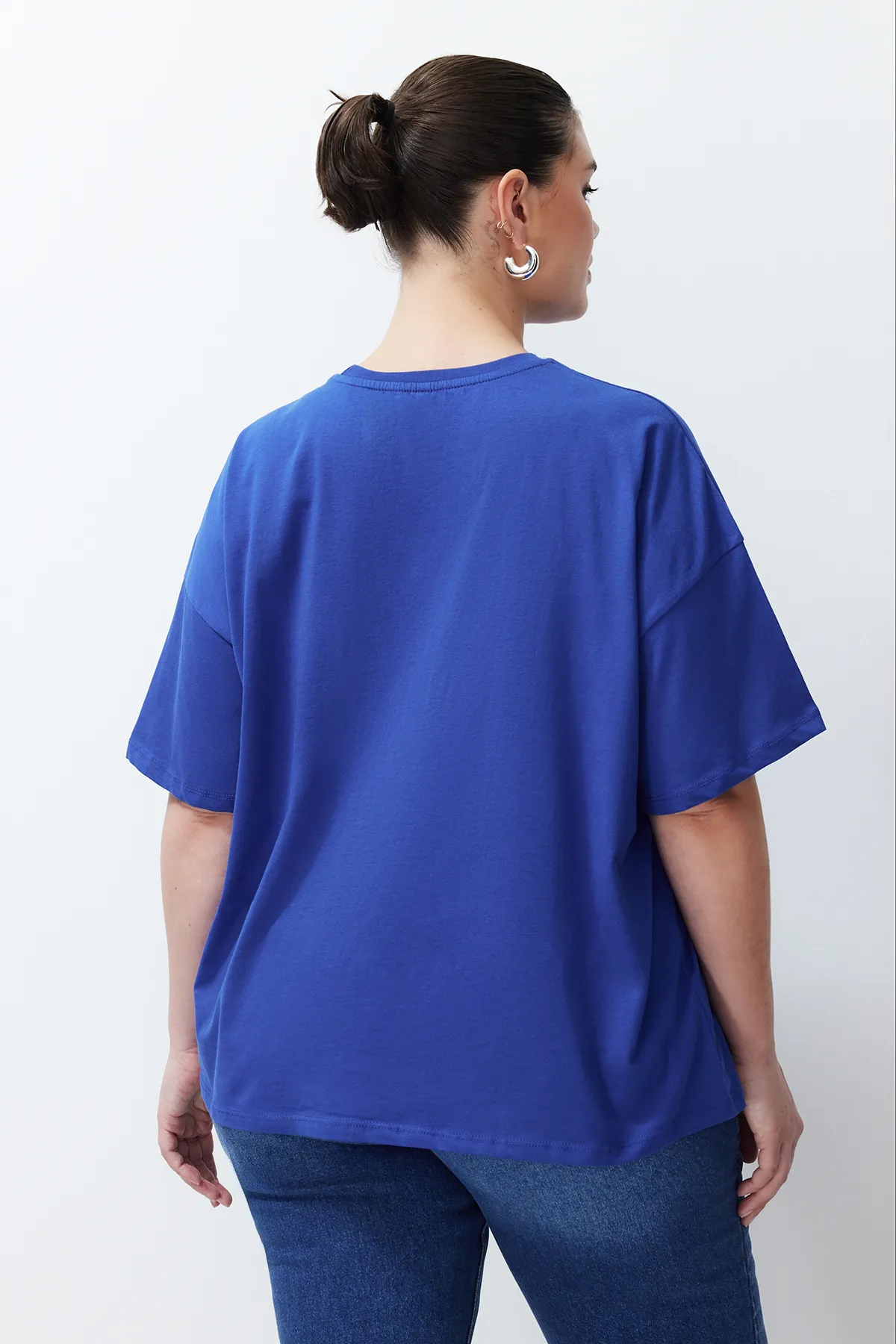 Trendyol Curve  Übergroßes Strick-T-Shirt mit Saks-Slogan-Print TBBSS24BF00018