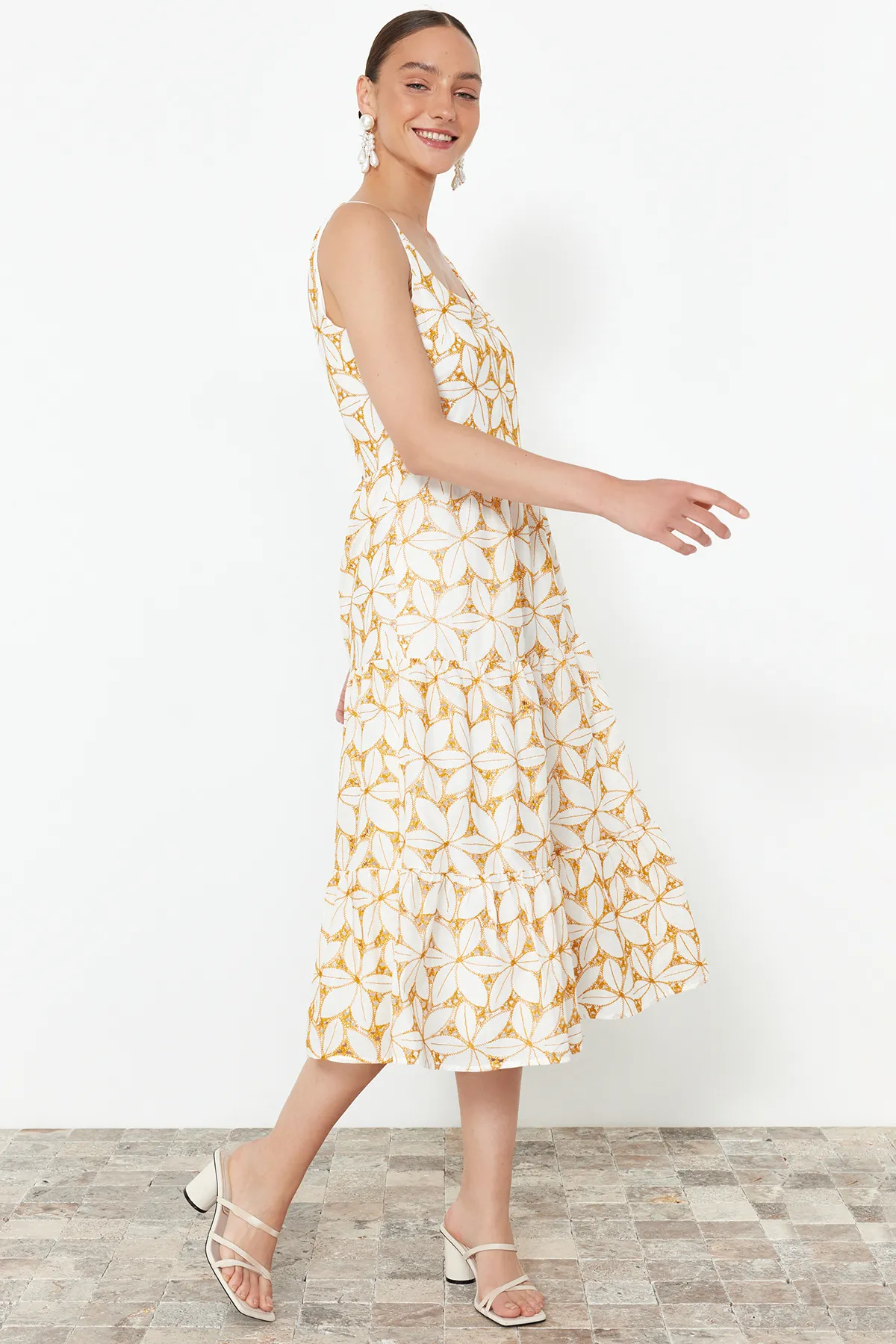 Trendyol Collection  Gelbes Midikleid mit Blumendruck und Stickerei – Öffnung an der Taille, gewebt – TWOSS24EL00796