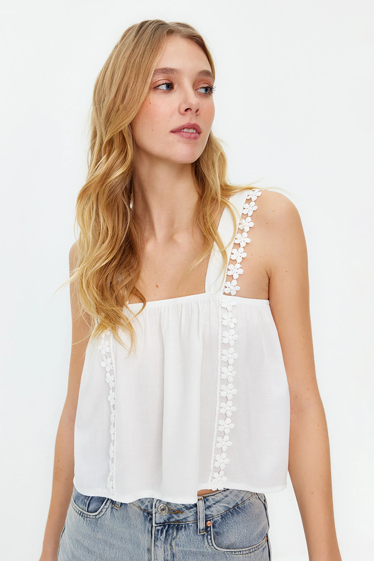 Trendyol Collection  Ecru-Spitzendetaillierte Crinkle-Webbluse TWOSS24BZ00024