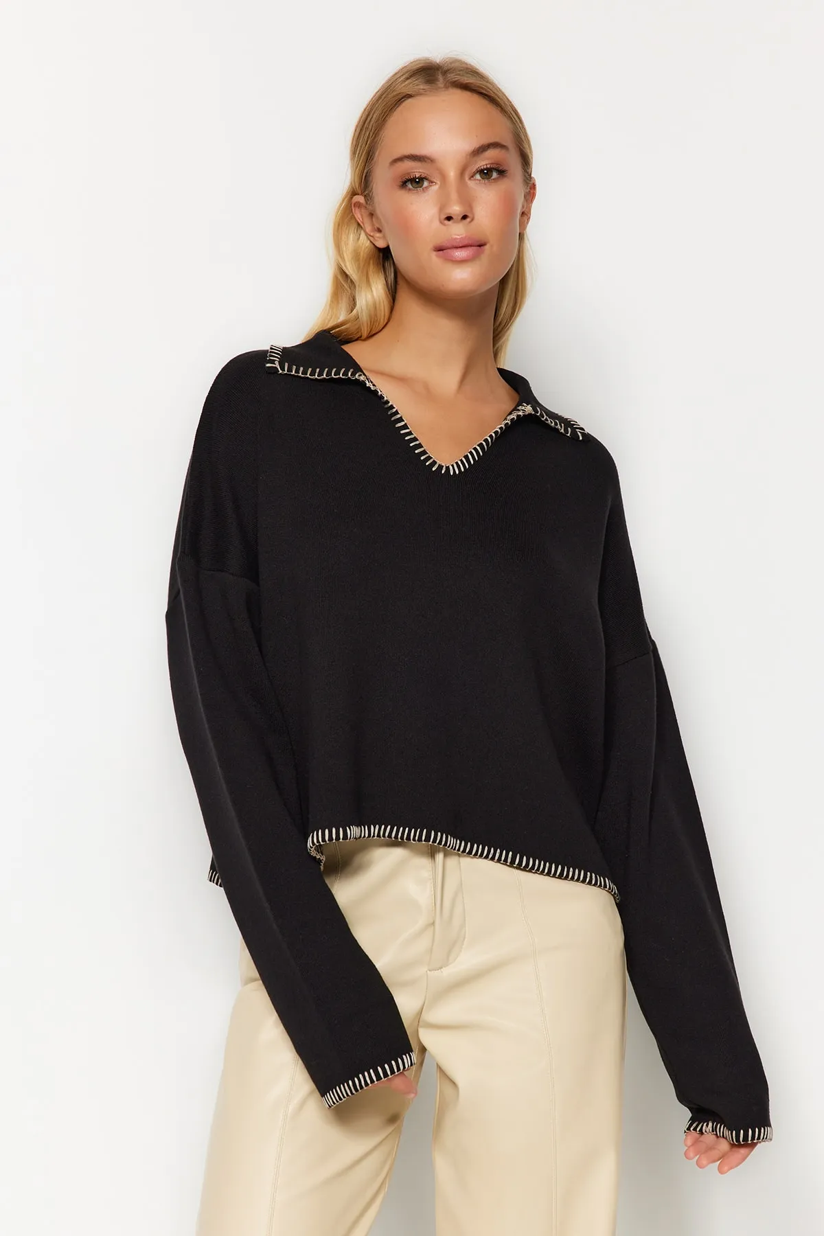 Trendyol Collection  Schwarzer Oversize-Strickpullover mit Polokragen TWOAW24KZ00981
