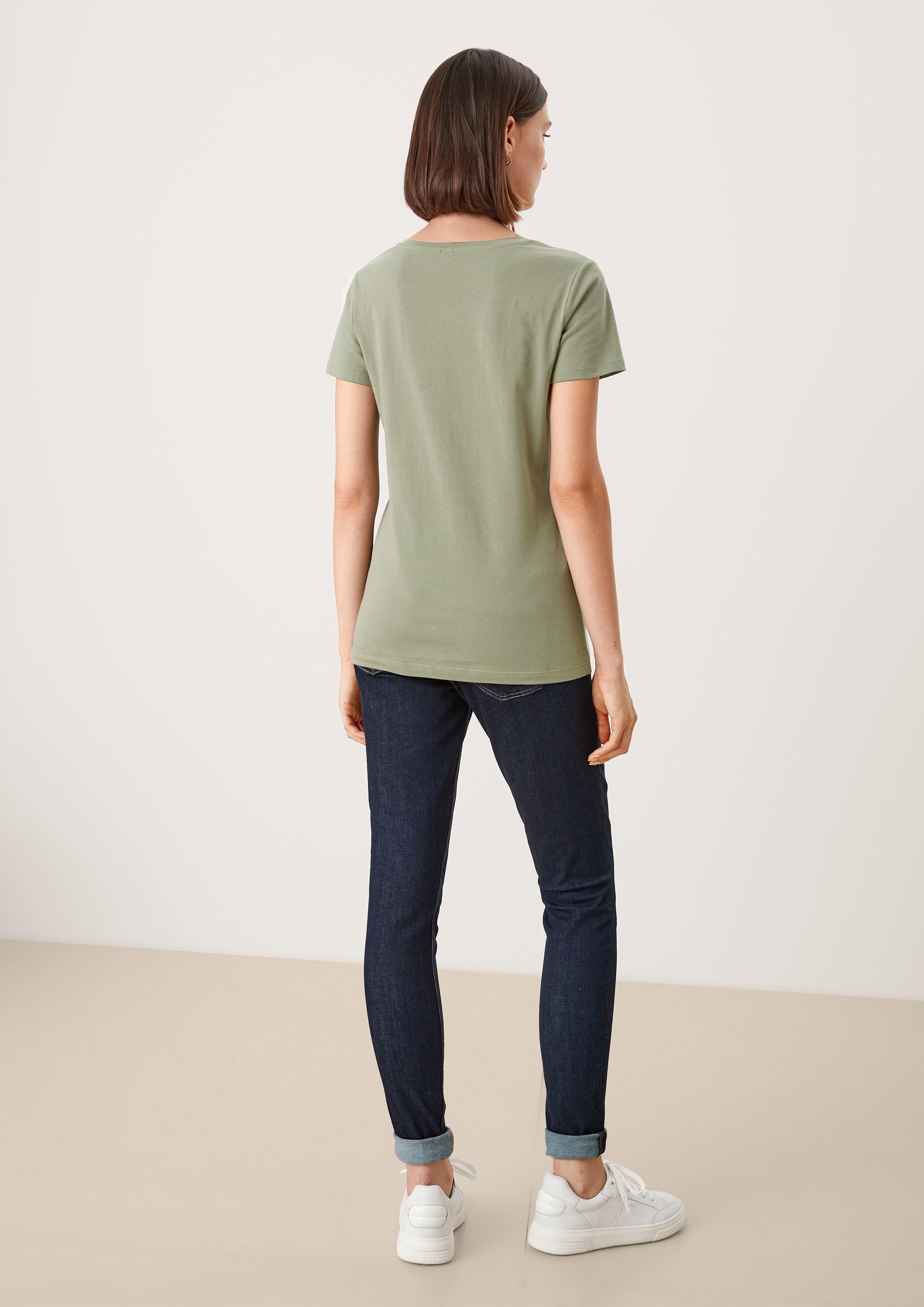 T-Shirt mit V-Ausschnitt  45.899.32.6149-7815