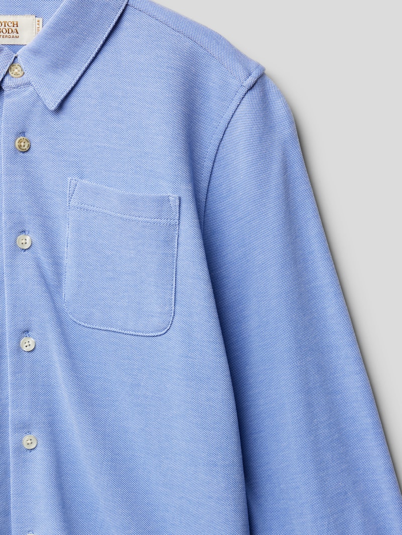Hemd mit Label-Patch in hellblau