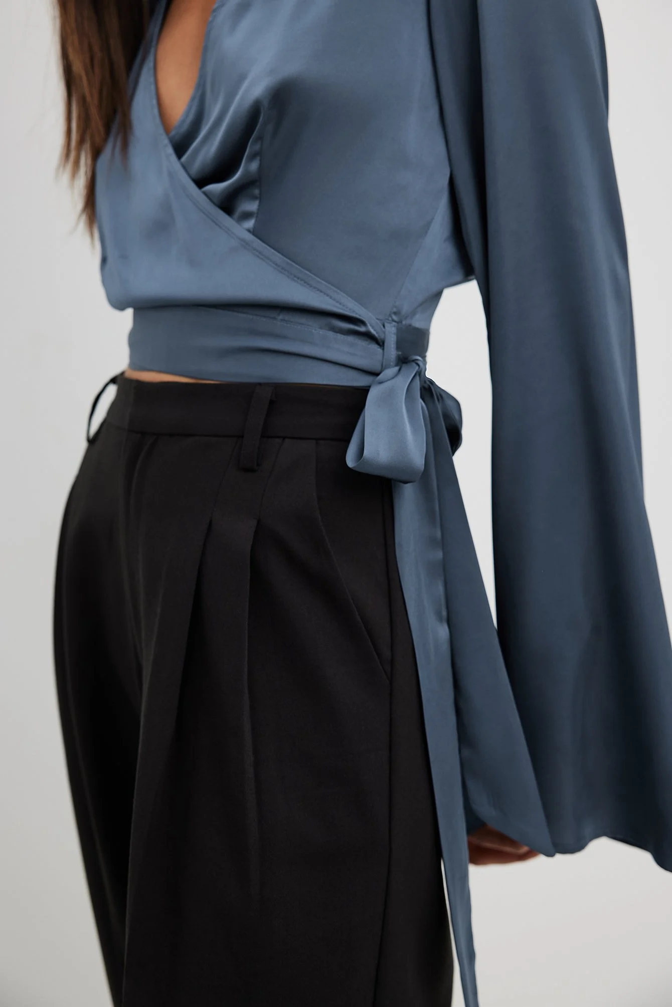 Wickelbluse aus Satin mit Trompetenärmeln