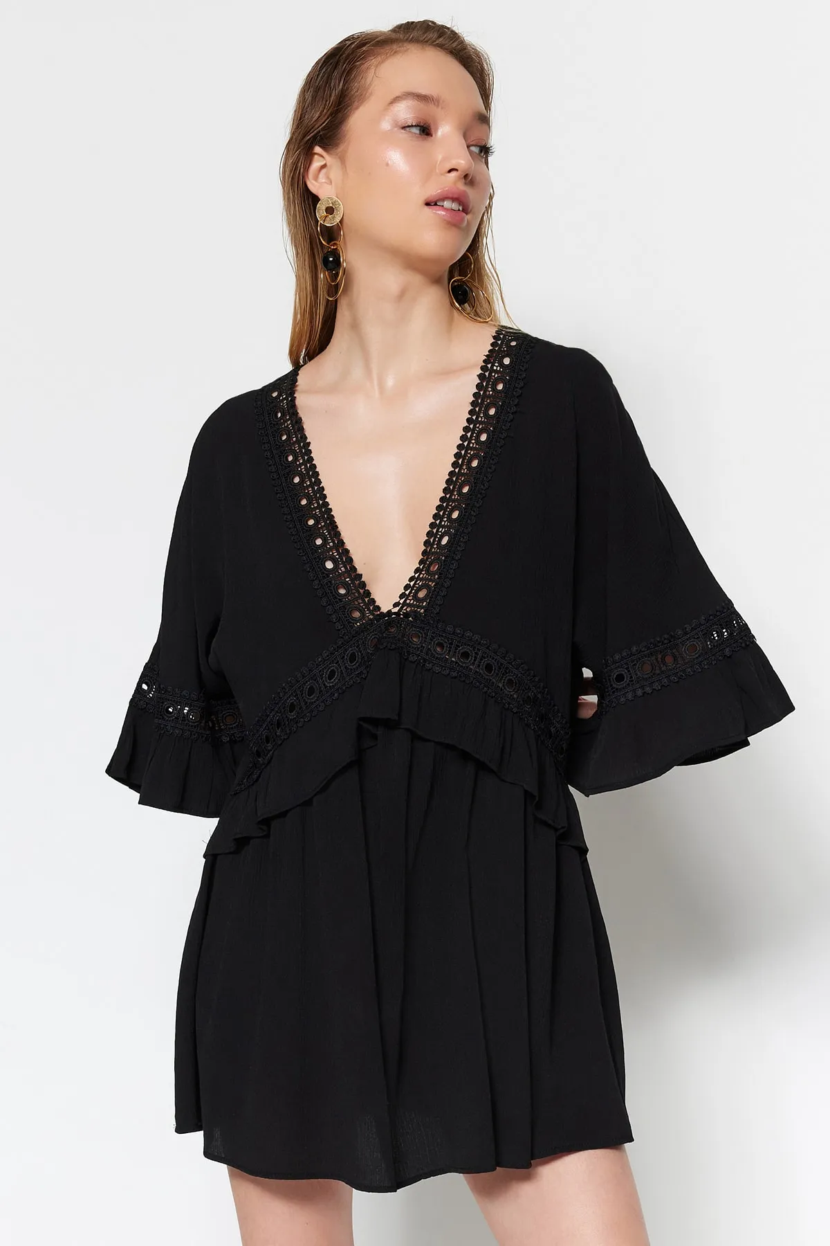 Trendyol Collection  Schwarzes Mini-Strandkleid mit gewebtem Band-Accessoire TBESS21EL2759