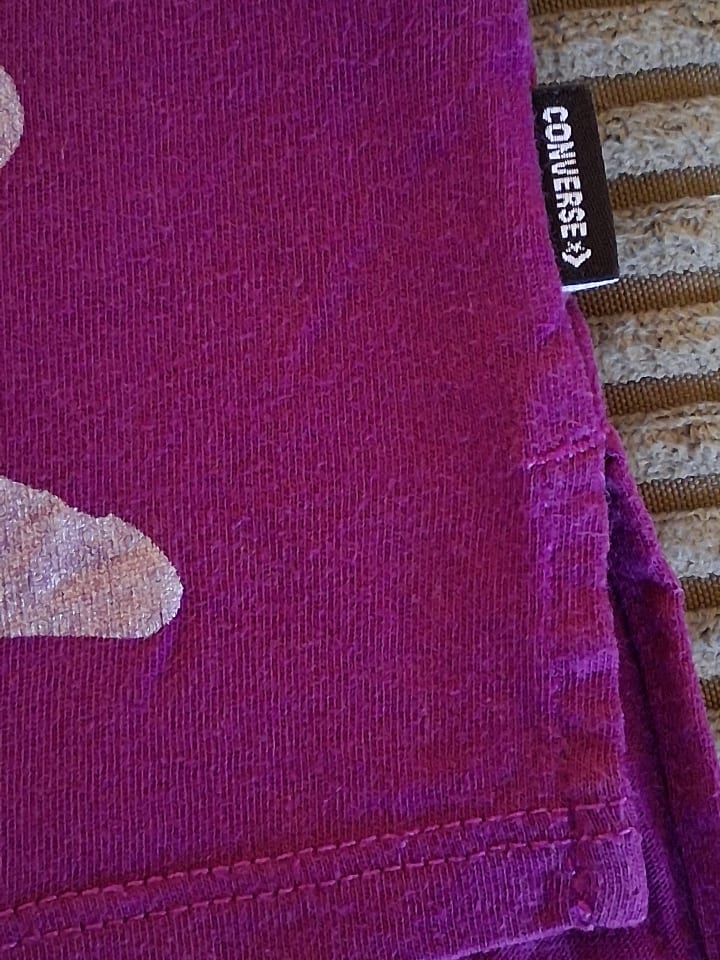 Converse ⭐ Sportshirt Lila ⭐ mit Sterne ⭐ T-Shirt wurde zum Schulsport getragen.... leichte Waschspuren vorhanden... sonst in einem guten -sehr Zustand günstig kaufen 140-152