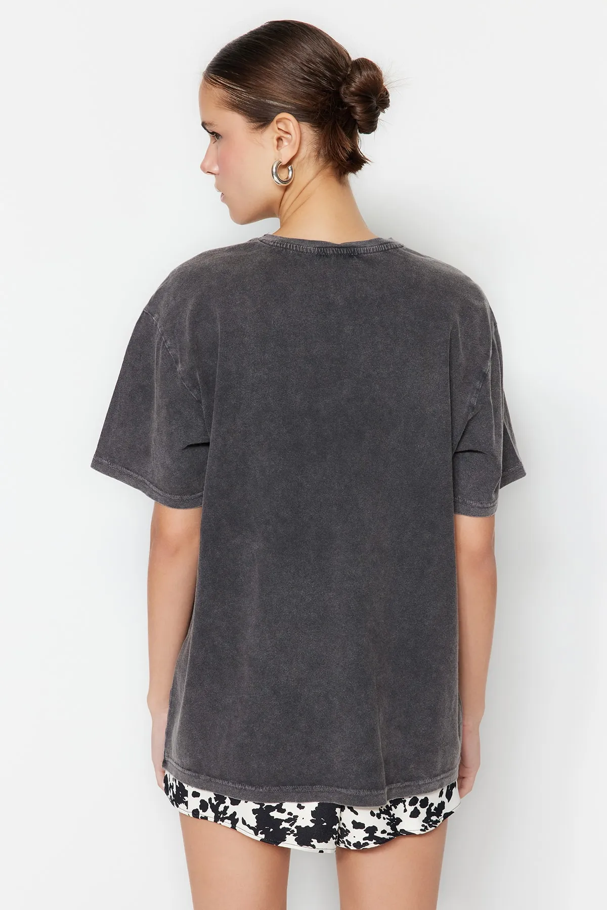Trendyol Collection  Anthrazitfarbenes Boyfriend-Strick-T-Shirt mit Rundhalsausschnitt aus 100 % Baumwolle mit verblasstem Effekt TWOSS23TS00112