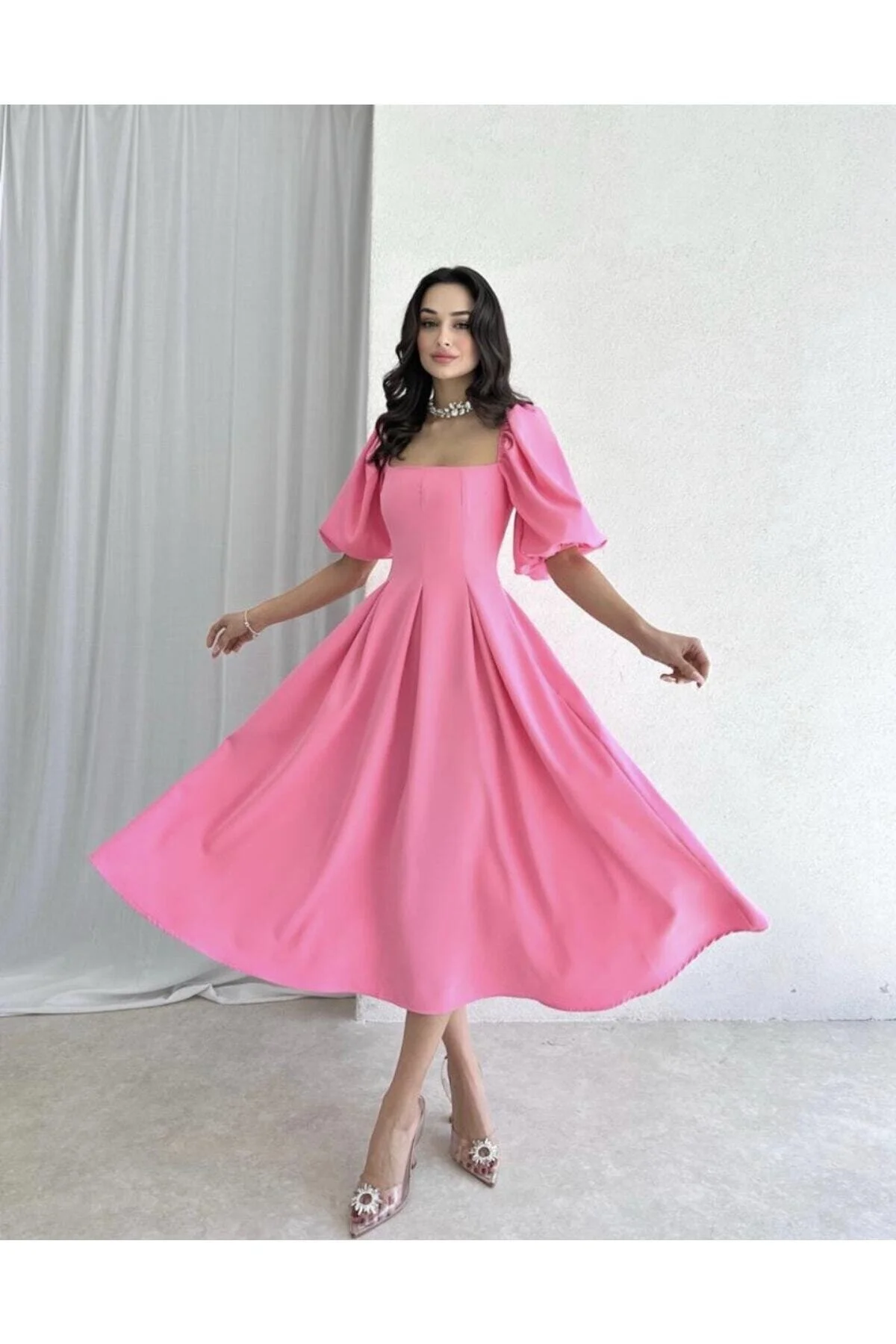 Afiş Butik  Rosafarbenes, plissiertes Midikleid mit quadratischem Ausschnitt und Ballonärmeln