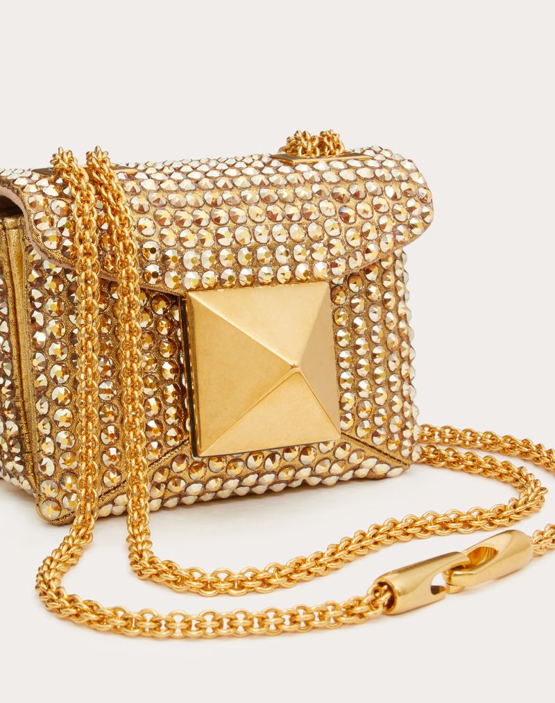 MICRO BOLSA COM UMA CORRENTE DE BRINCO COM BORDADO