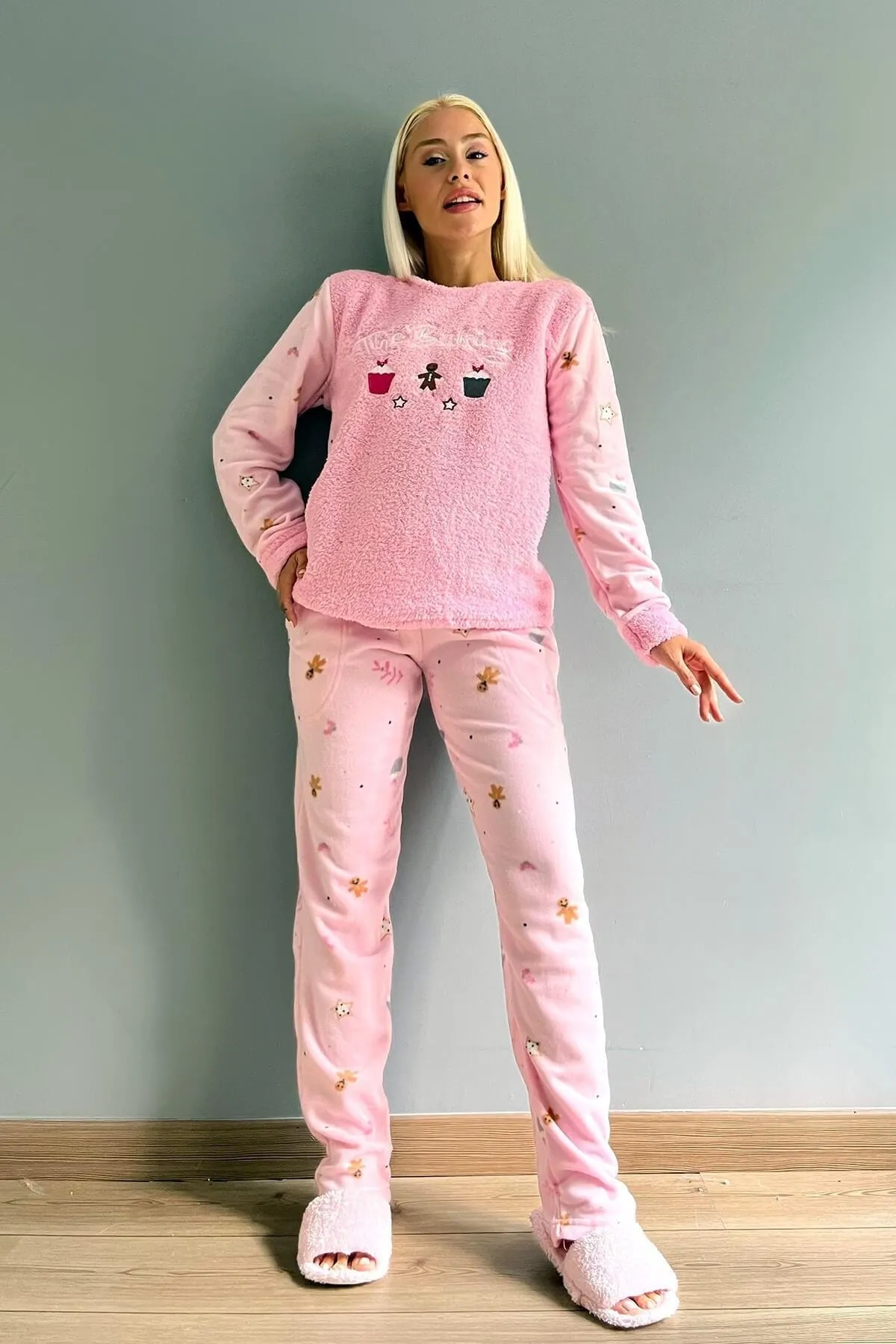 Pijamaevi  Plüsch-Pyjama-Set für Damen mit Backmuster in Staubrosa
