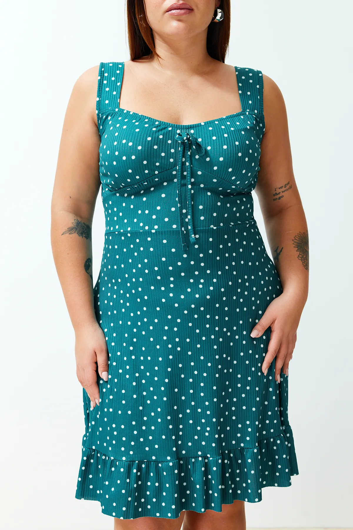 Trendyol Curve  Petrolfarbenes, gepunktetes Mini-Strickkleid mit quadratischem Kragen und Volants in A-Linie TBBSS24AH00127