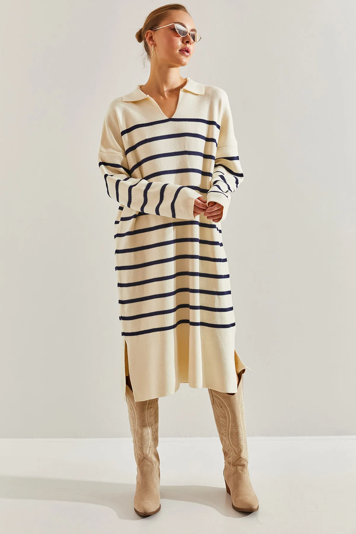 Bianco Lucci  Gestreiftes Strickkleid für Damen mit V-Ausschnitt und seitlichem Schlitz