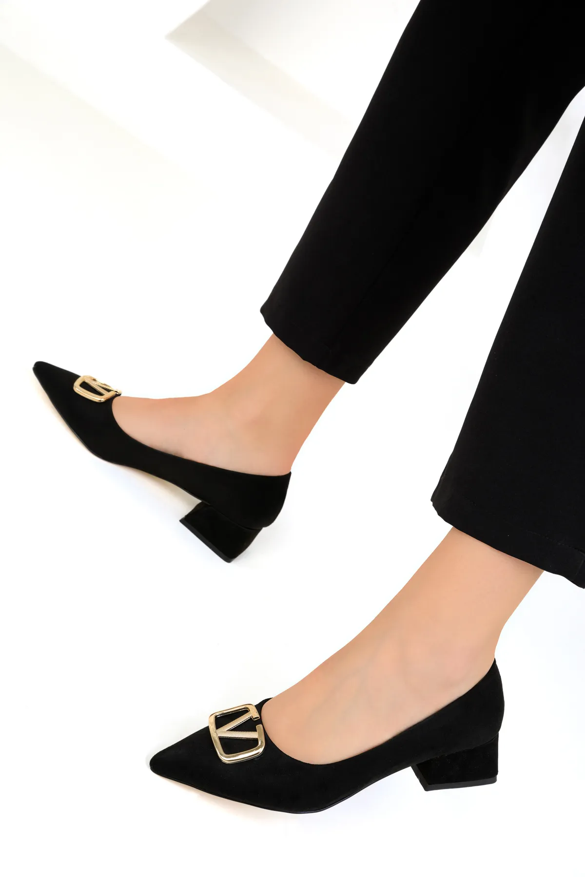 SOHO  Klassische Damenschuhe mit Absatz in Schwarz-Wildleder-Gold 18474