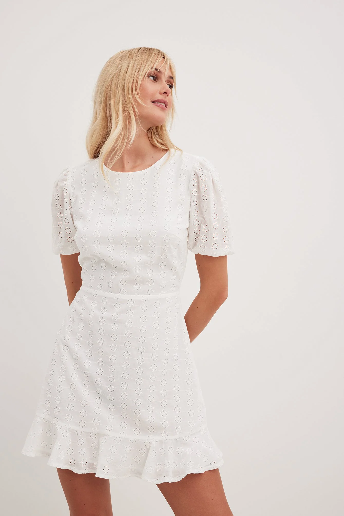 Anglaise-Minikleid mit offenem Rücken