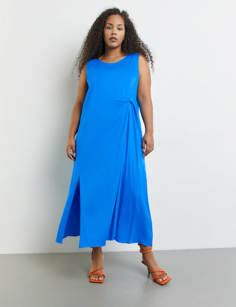 Langes Kleid mit seitlicher Raffung