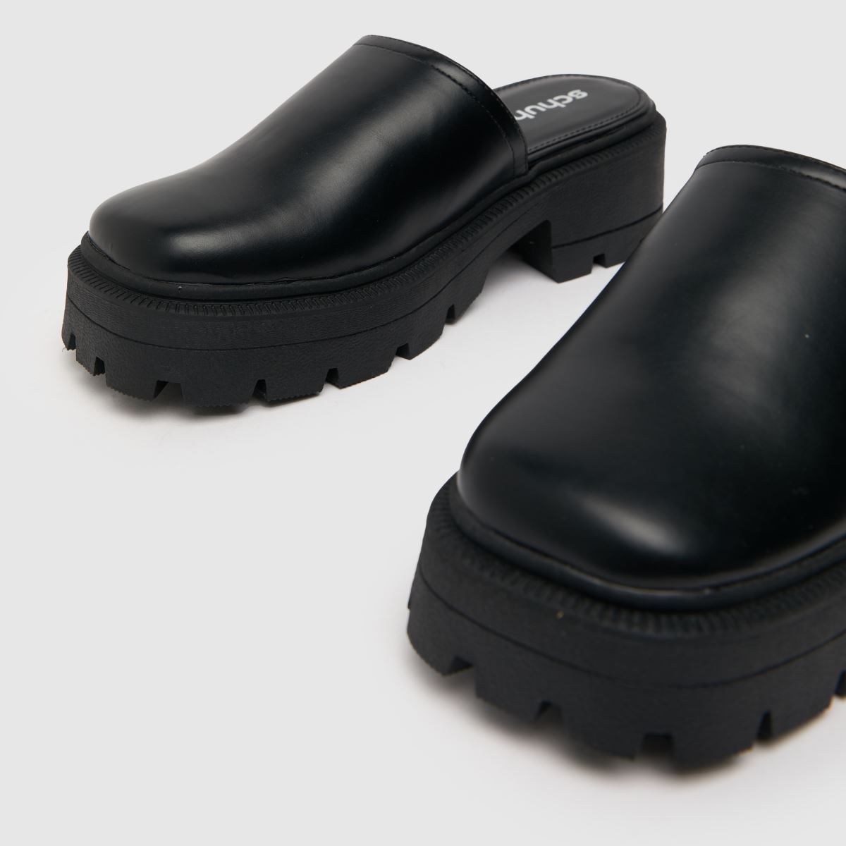 Schuh Tinsley zárt orrú, vastag öszvér szandál fekete színben