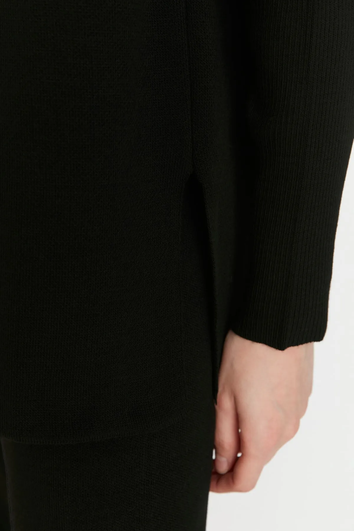 Trendyol Collection  Schwarzes Rollkragenpullover-Hosen-Set aus Strickoberteil und -unterteil mit Schlitzdetail TWOAW22AU0102