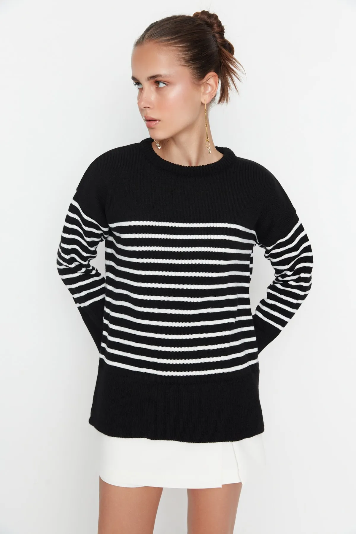 Trendyol Collection  Schwarzer, übergroßer, gestreifter Strickpullover TWOAW23KZ01031
